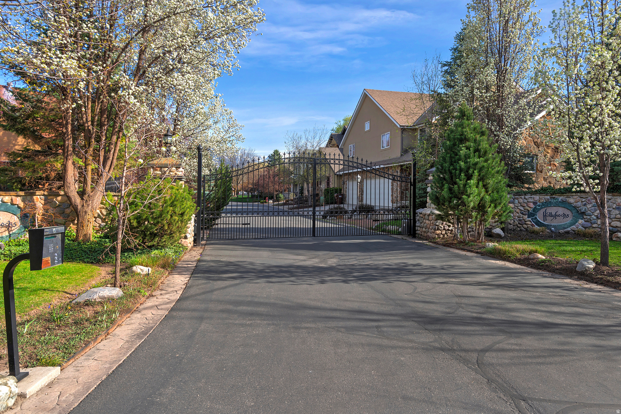 606 E HOLLY HAVEN CIR