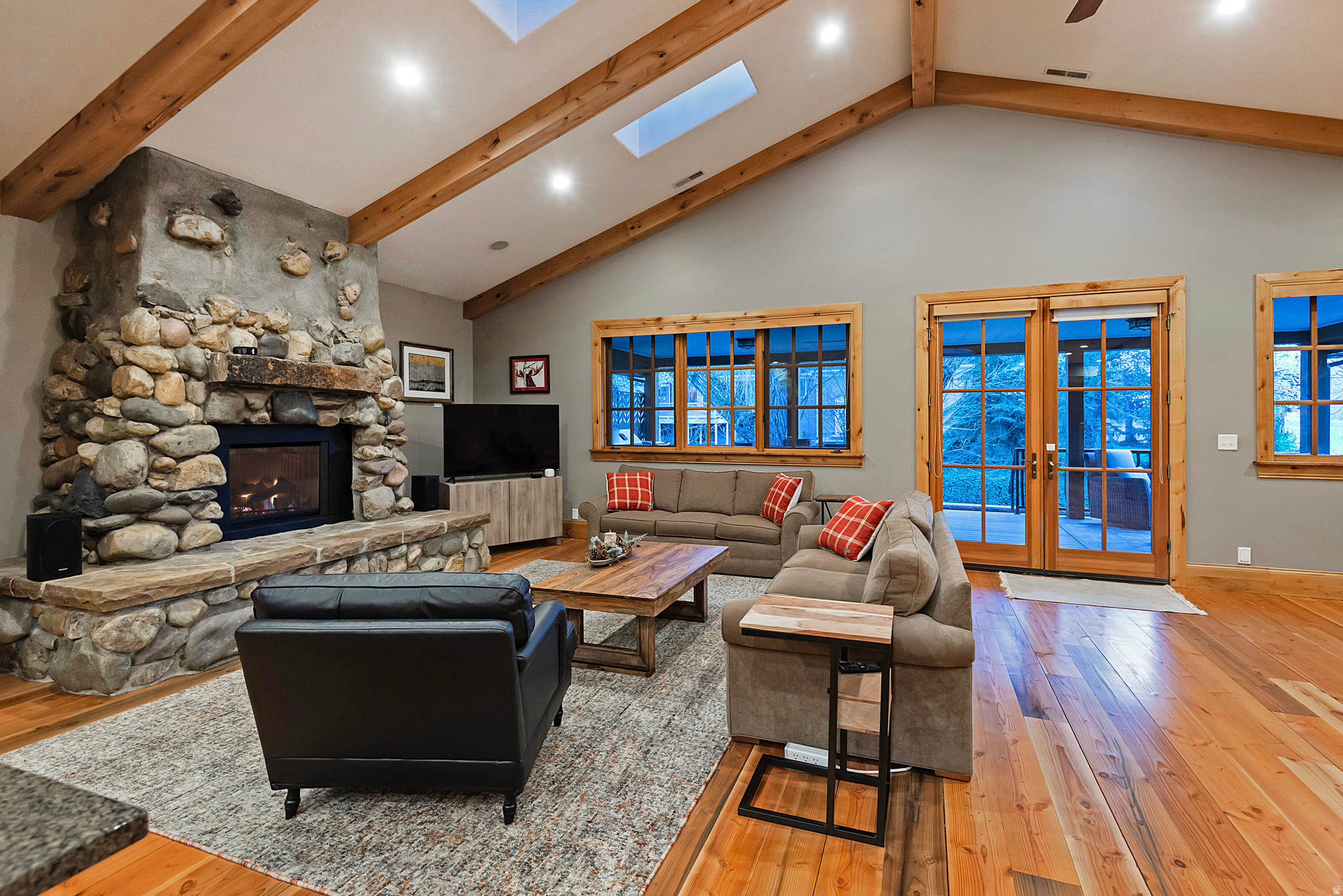 606 E HOLLY HAVEN CIR