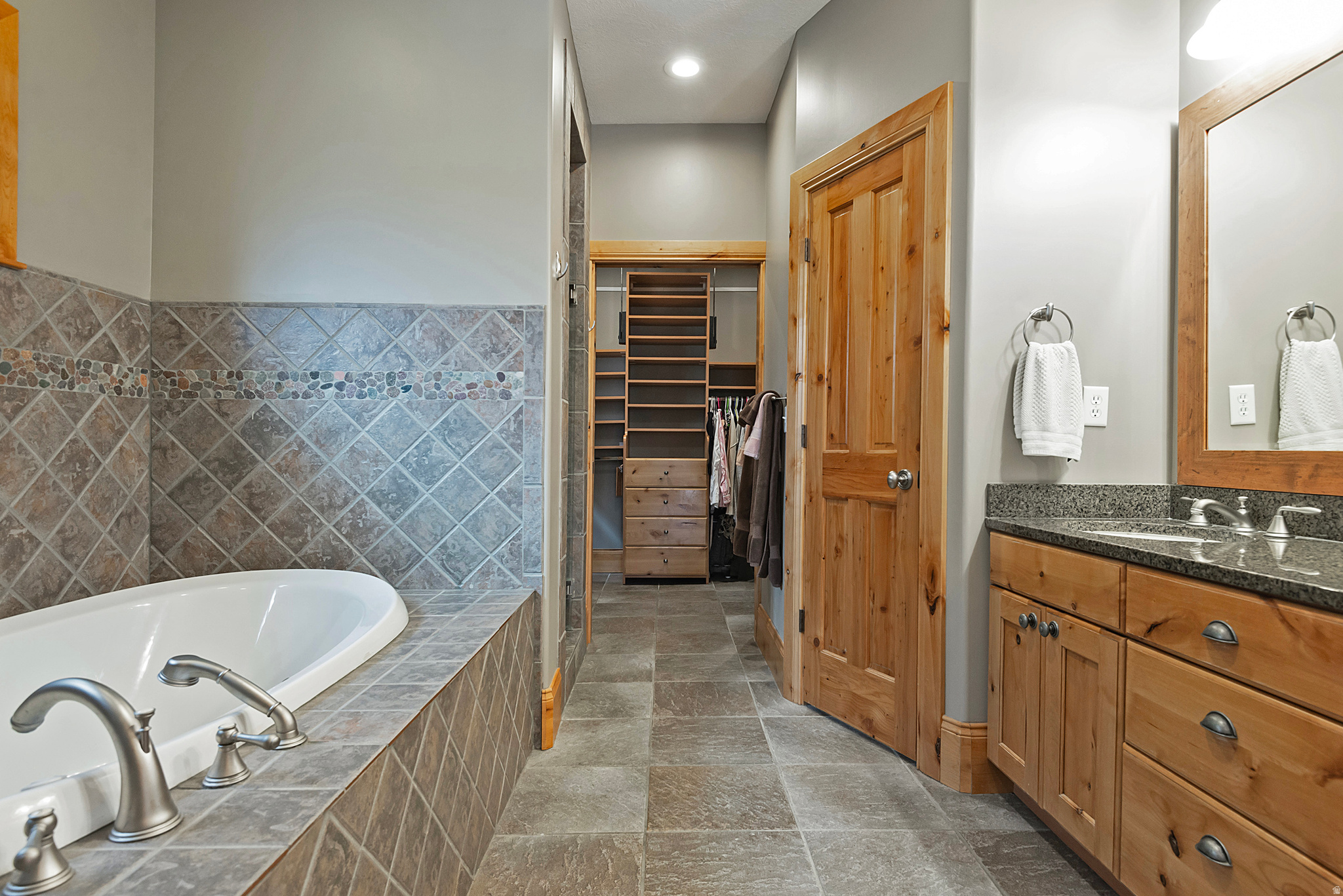 606 E HOLLY HAVEN CIR