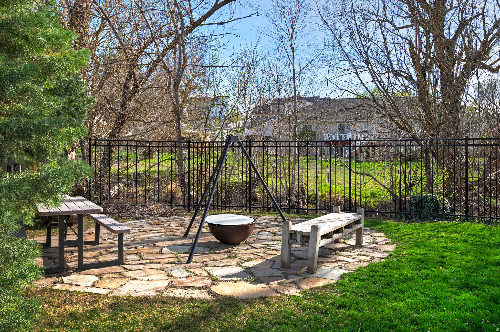 606 E HOLLY HAVEN CIR