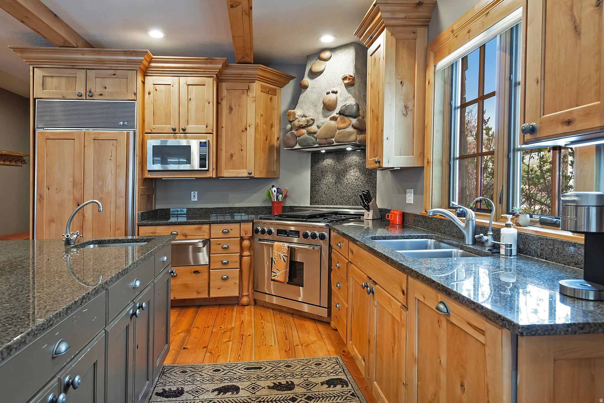 606 E HOLLY HAVEN CIR