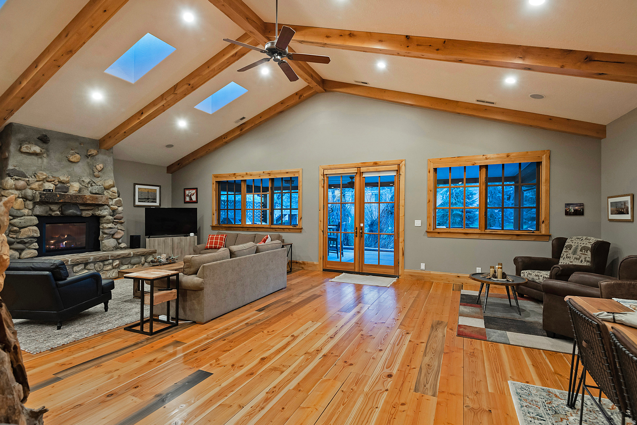 606 E HOLLY HAVEN CIR