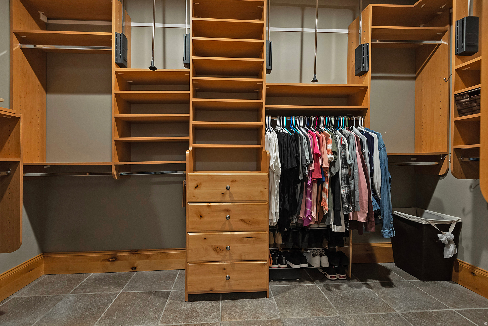 606 E HOLLY HAVEN CIR