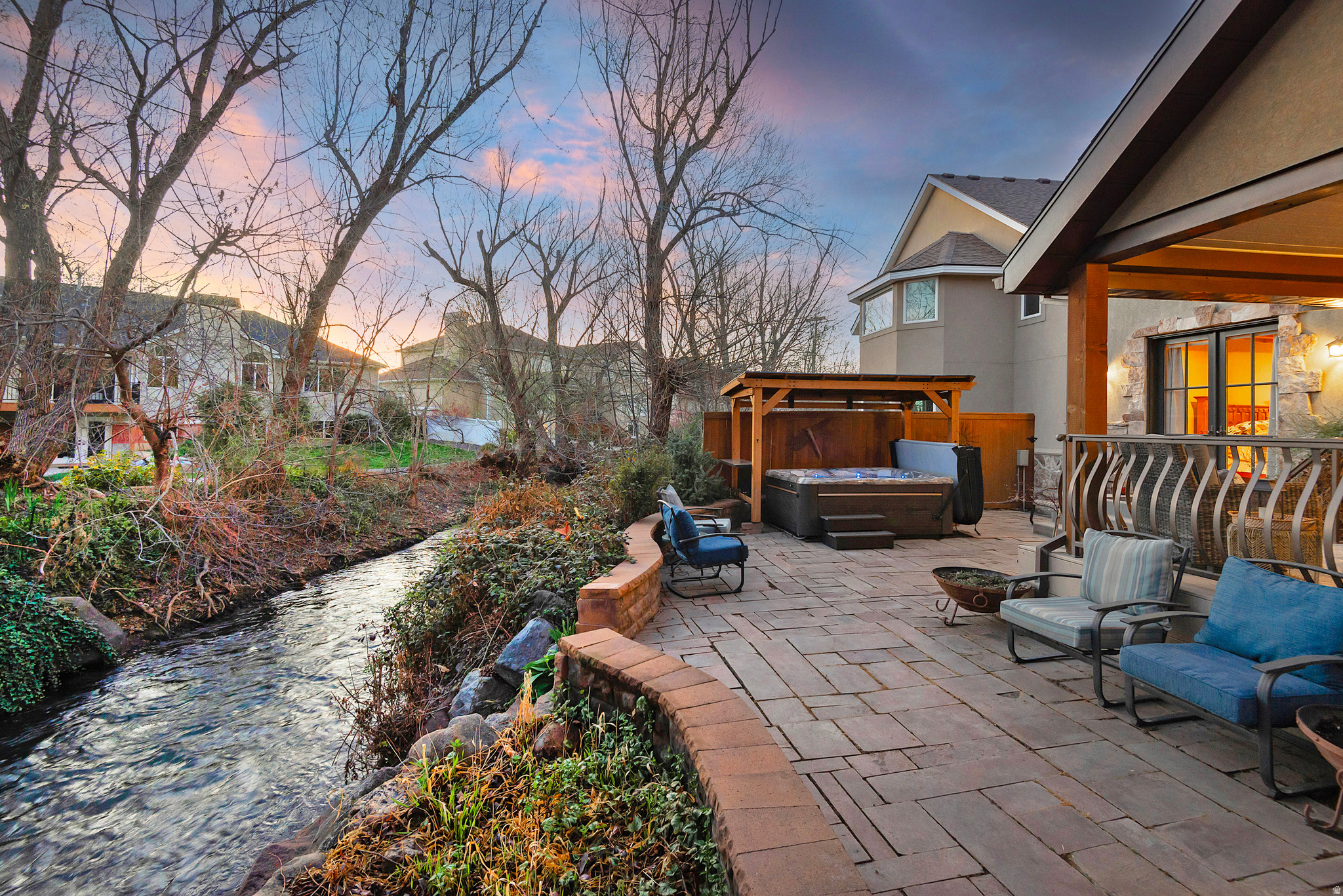 606 E HOLLY HAVEN CIR