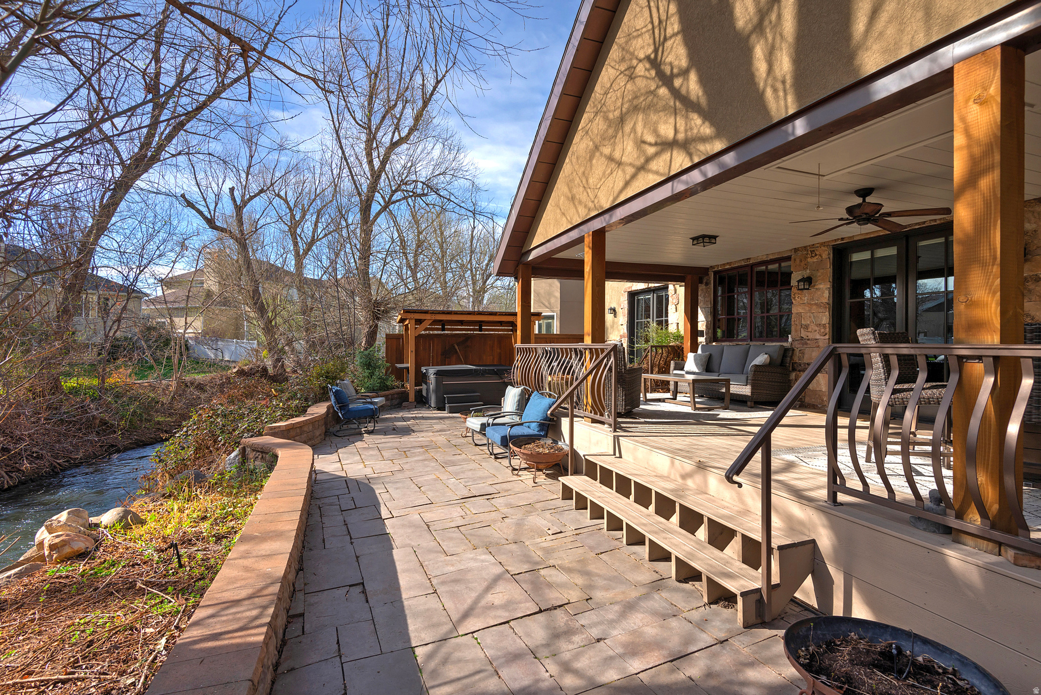 606 E HOLLY HAVEN CIR