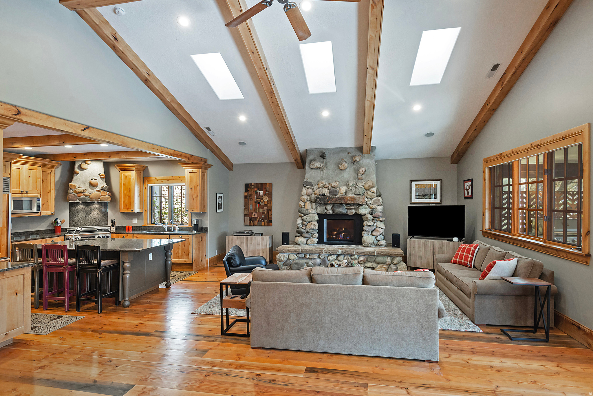 606 E HOLLY HAVEN CIR