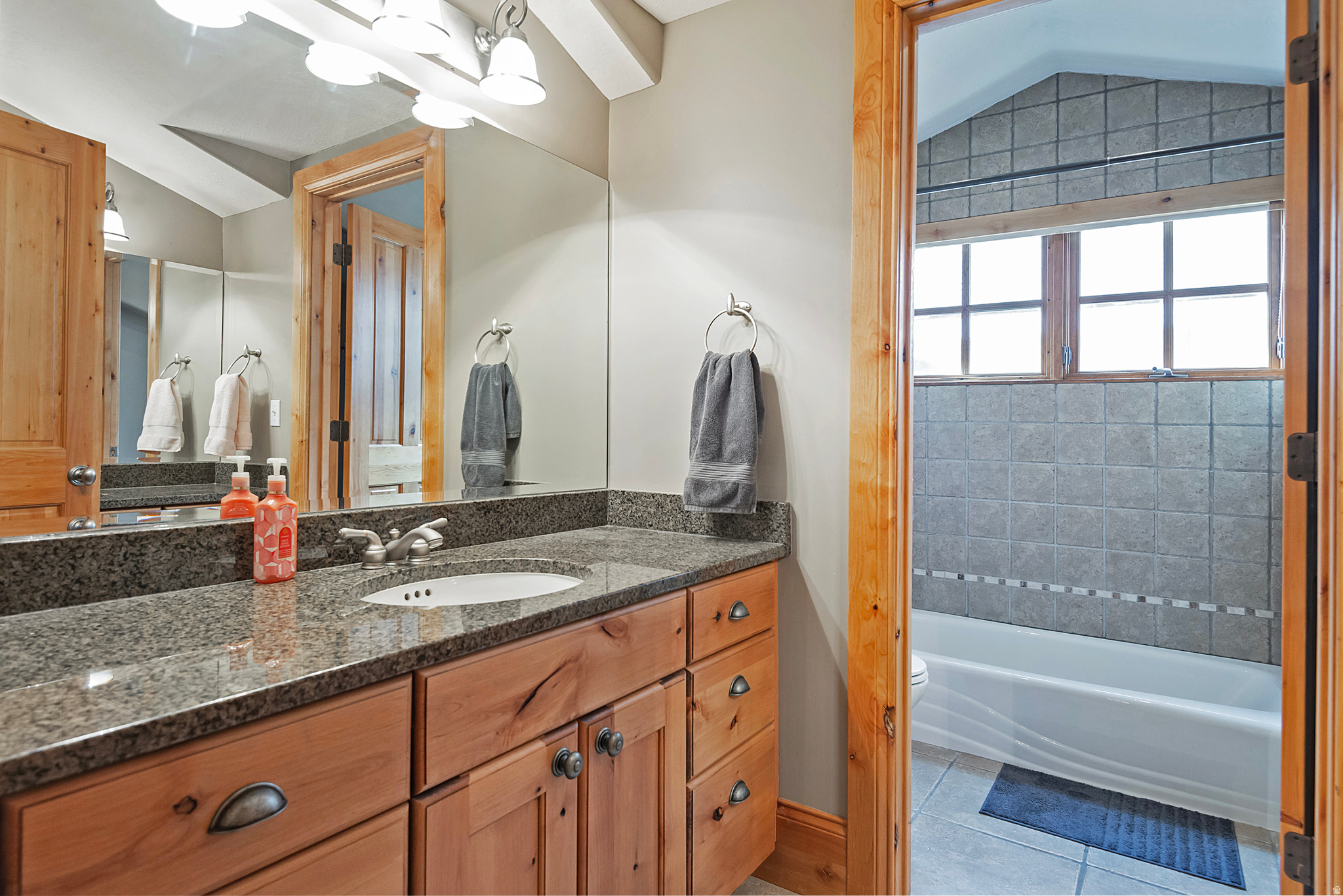 606 E HOLLY HAVEN CIR