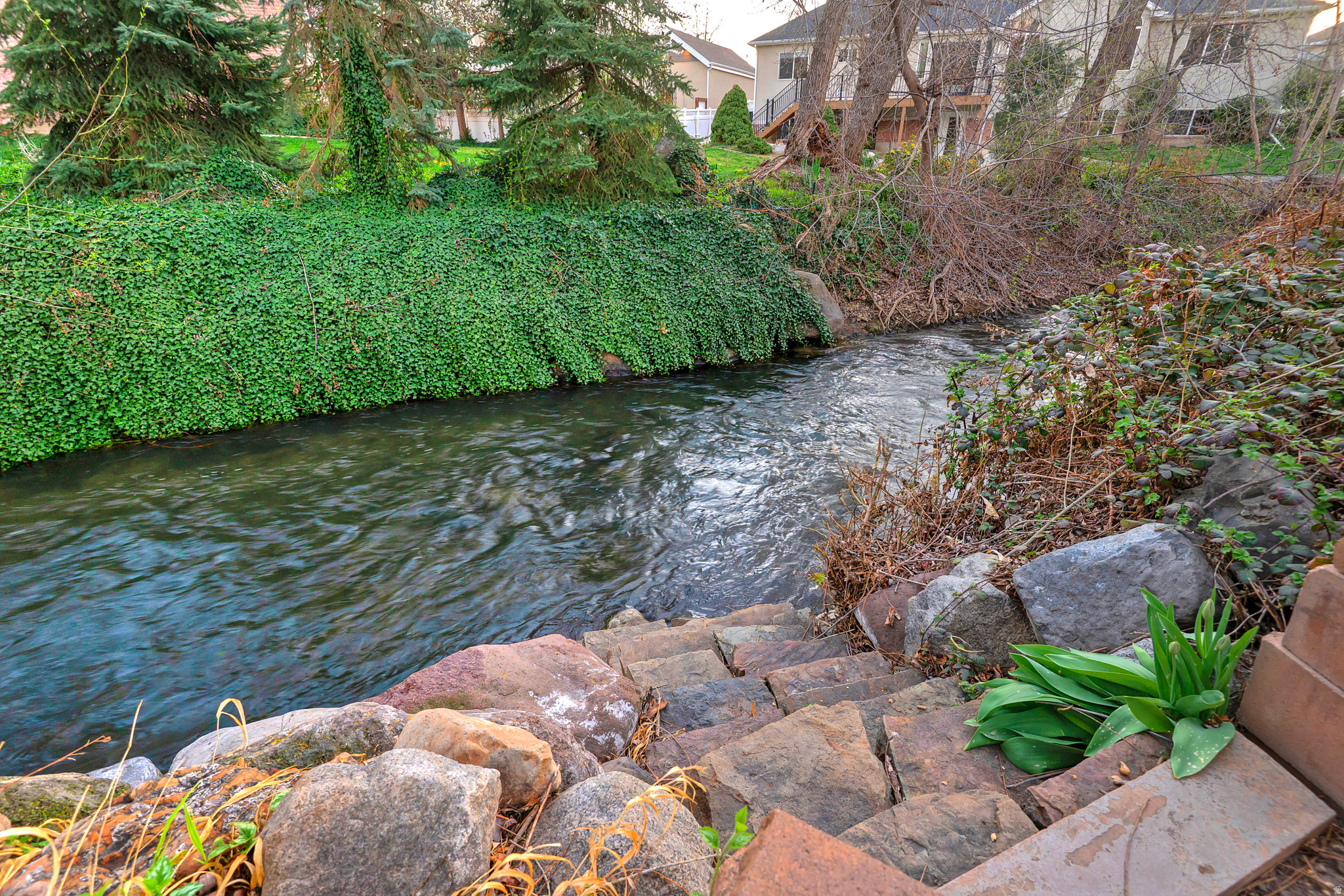 606 E HOLLY HAVEN CIR