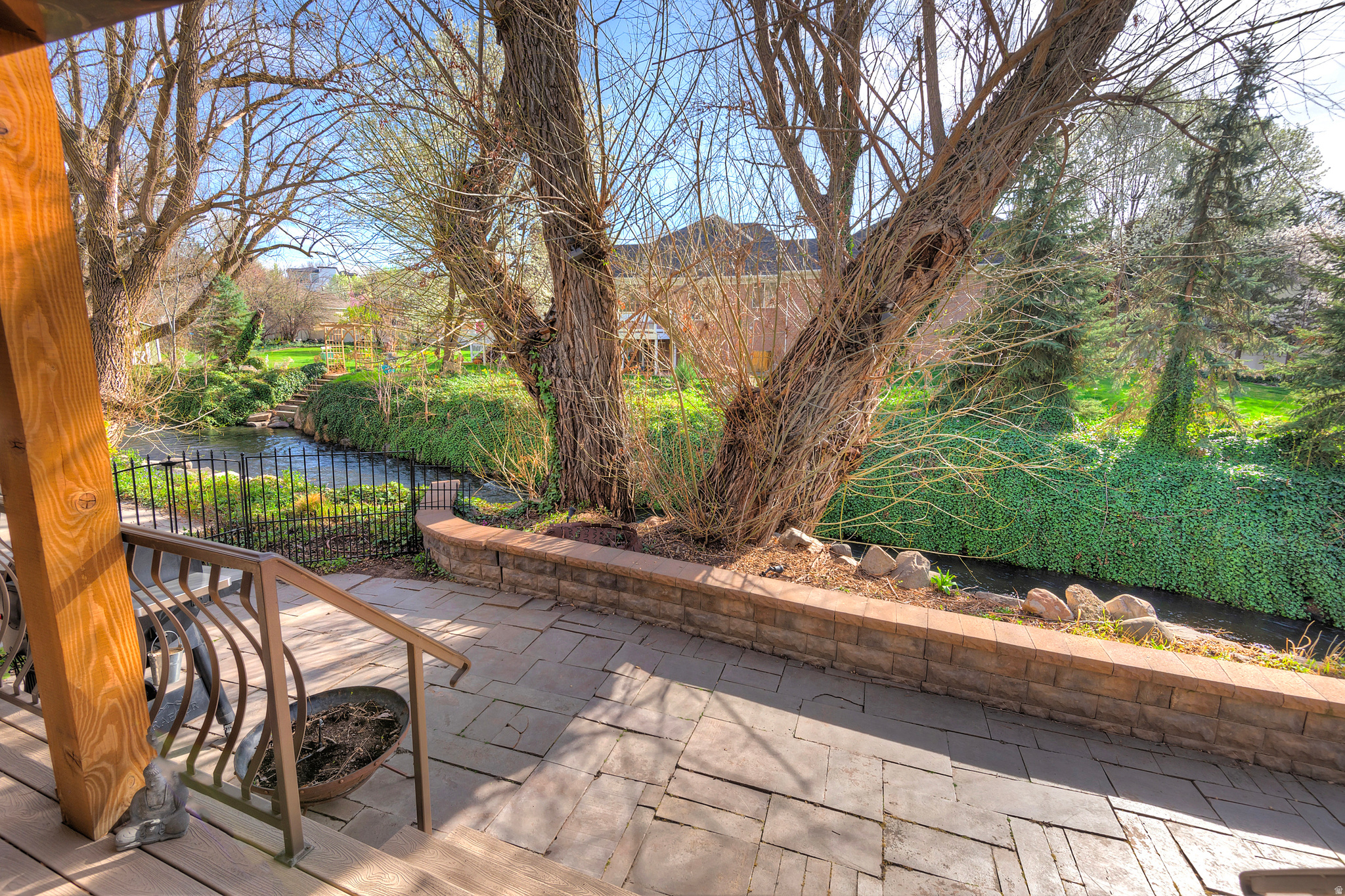 606 E HOLLY HAVEN CIR