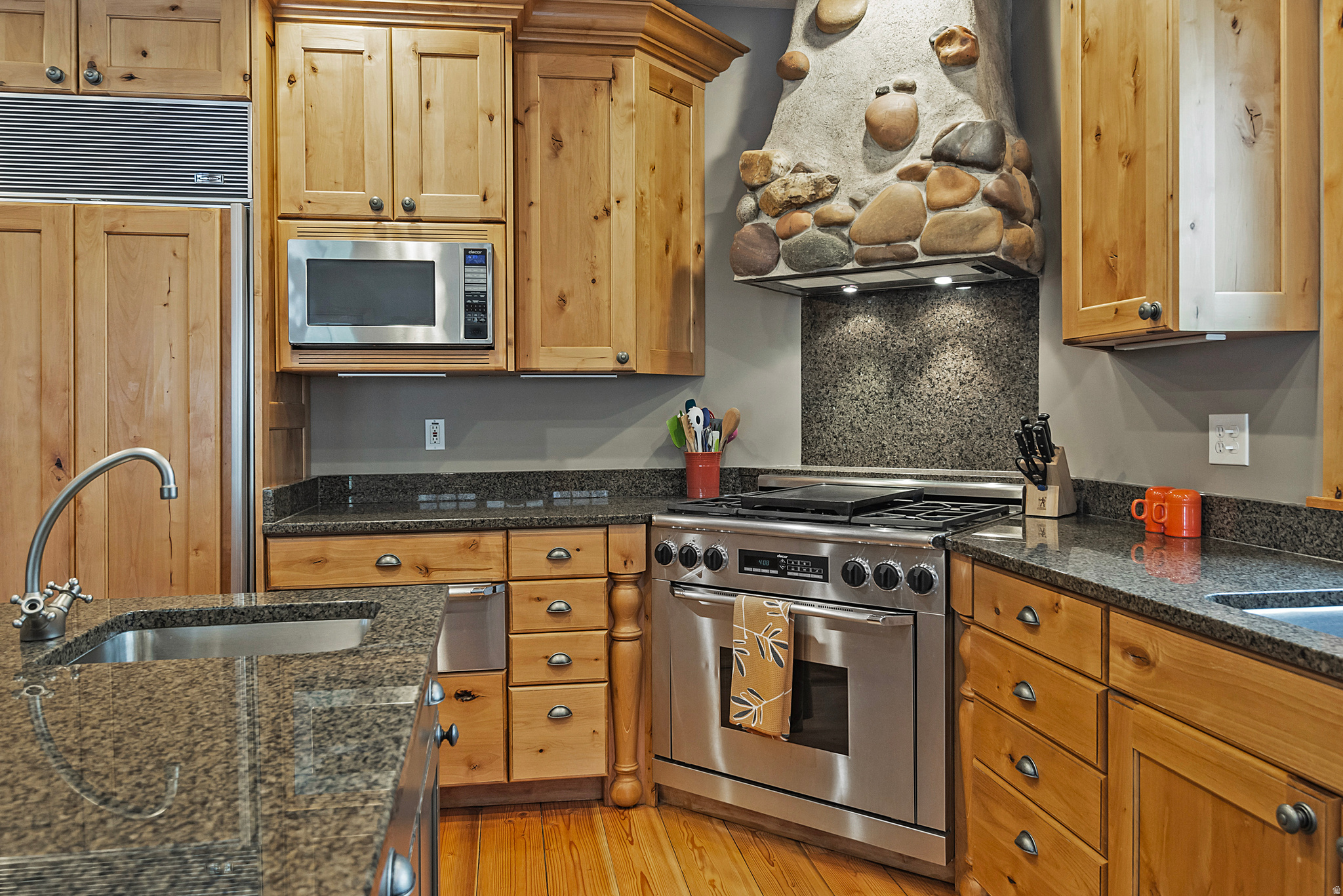 606 E HOLLY HAVEN CIR