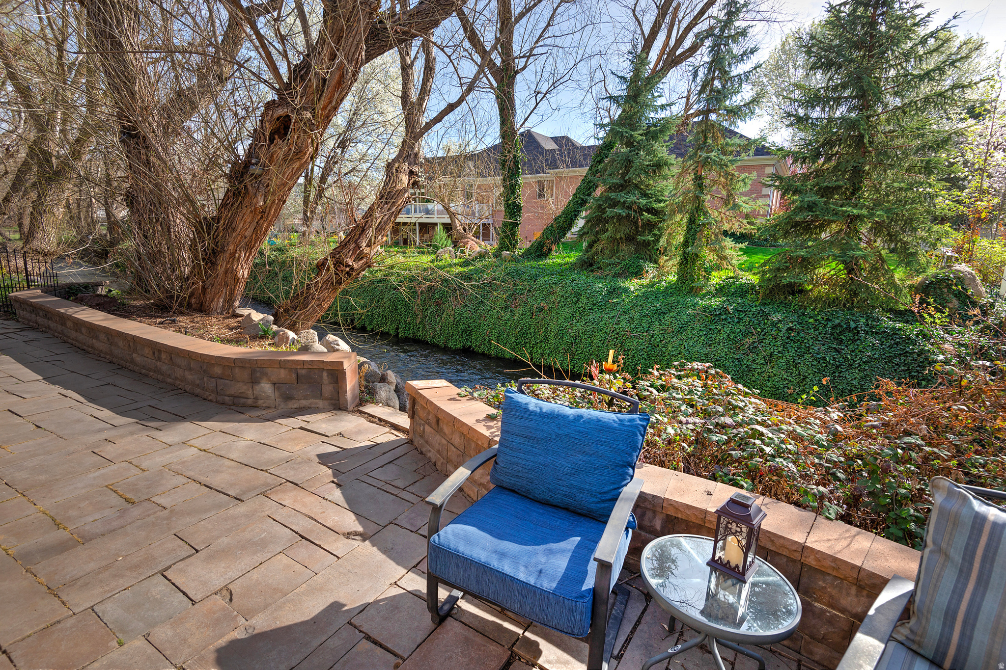 606 E HOLLY HAVEN CIR