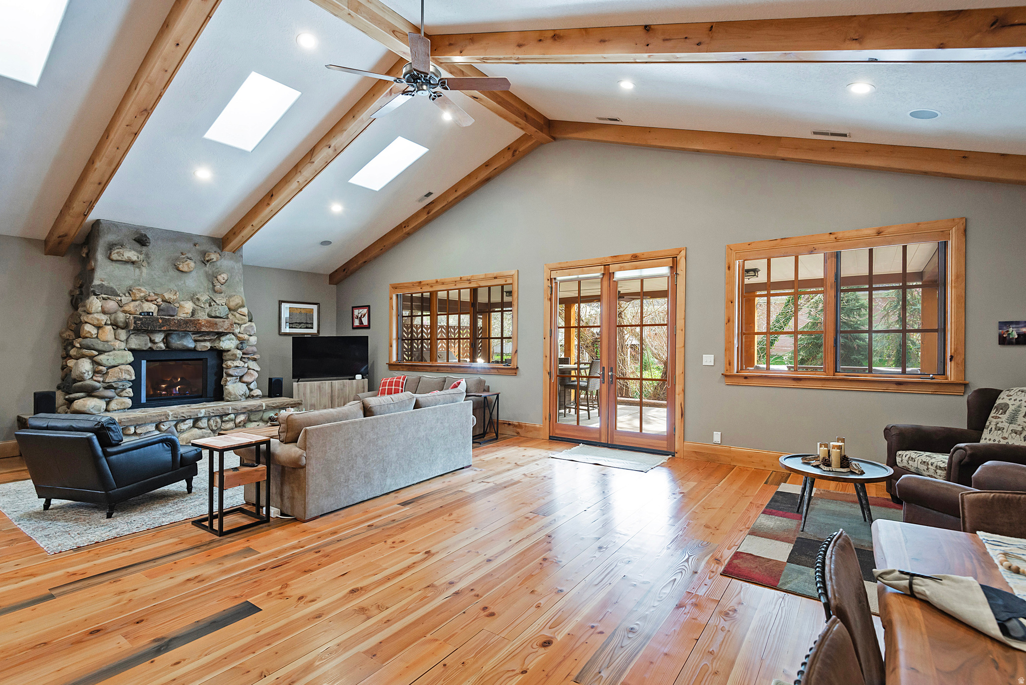 606 E HOLLY HAVEN CIR