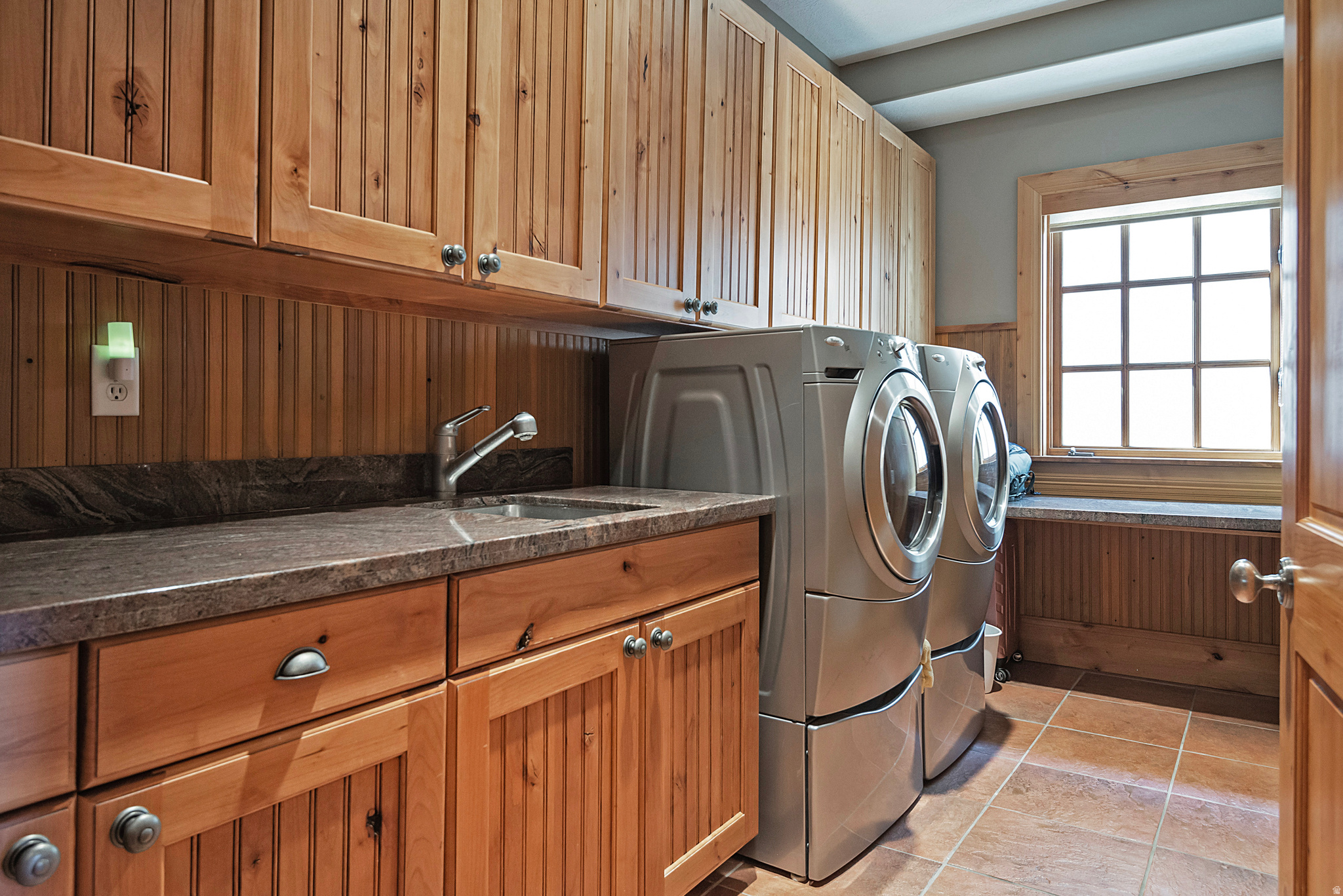 606 E HOLLY HAVEN CIR