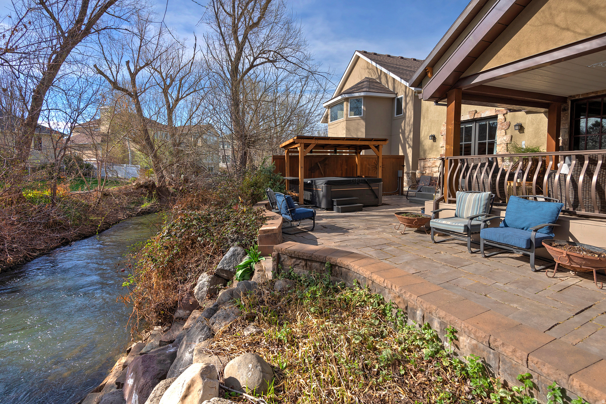 606 E HOLLY HAVEN CIR