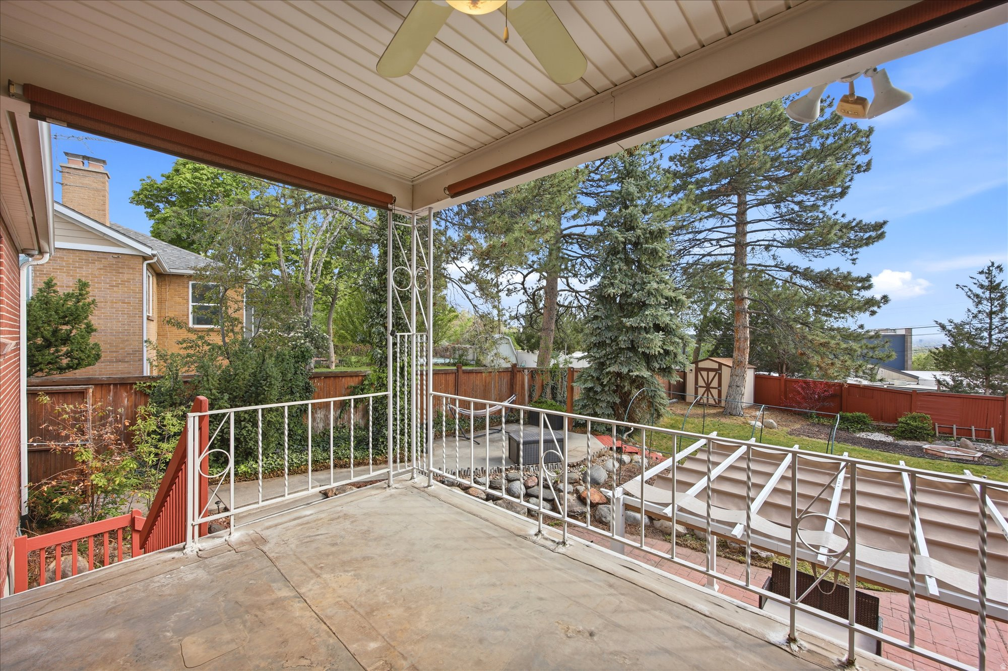 2484 E SKYLINE DR