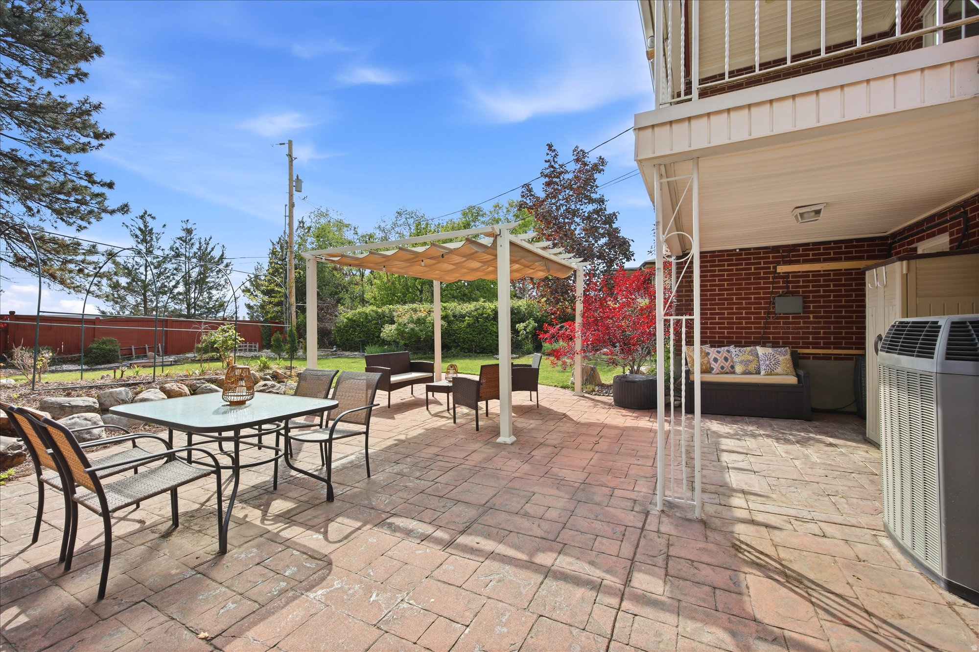 2484 E SKYLINE DR