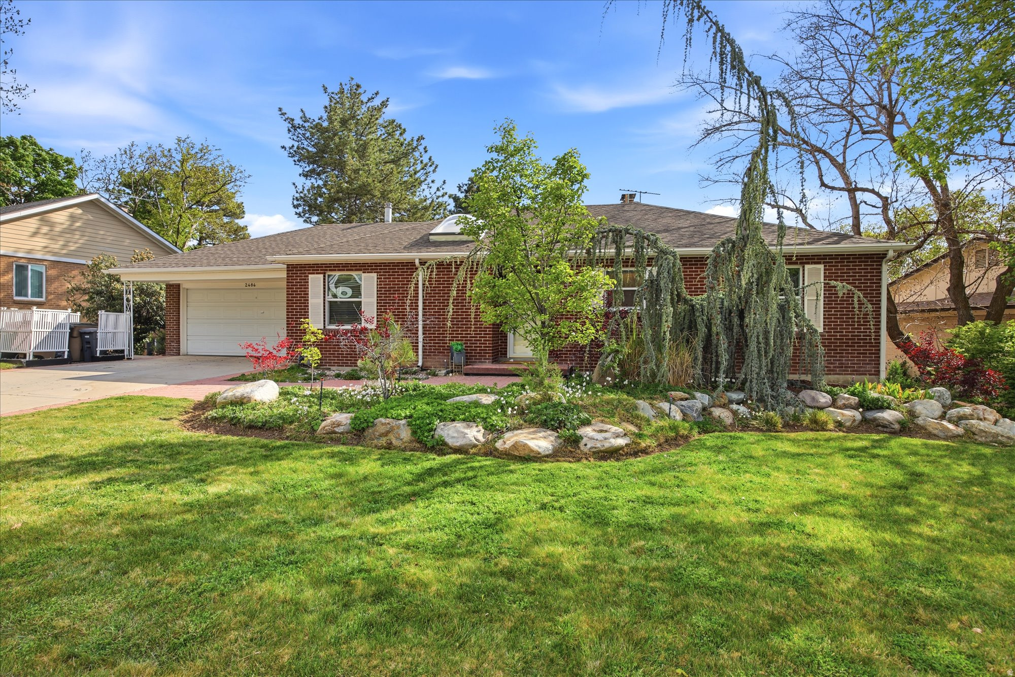 2484 E SKYLINE DR