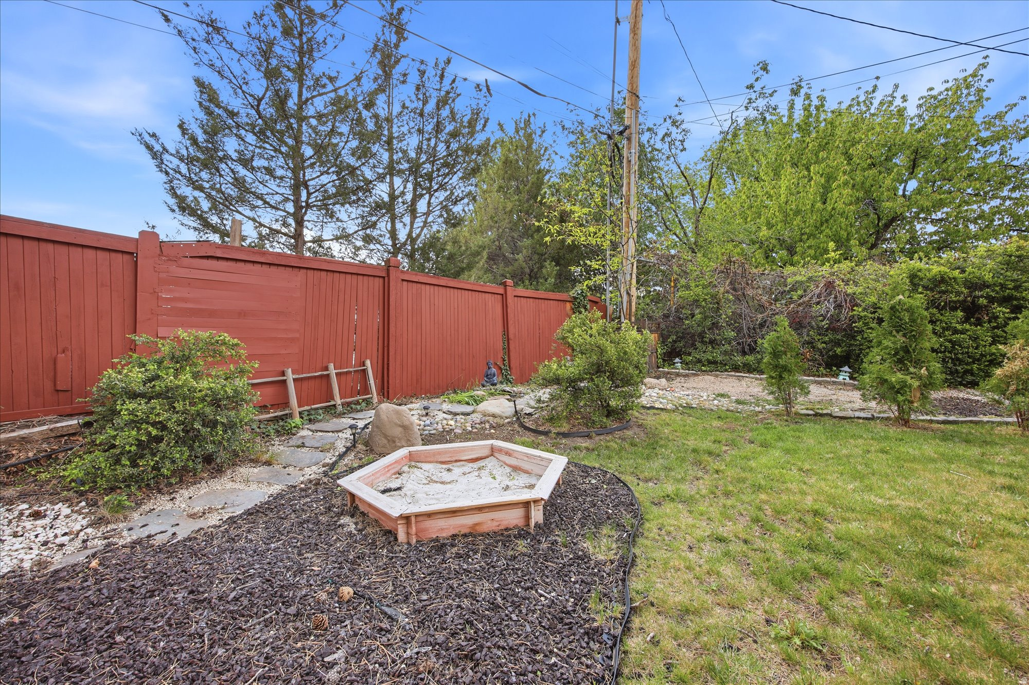 2484 E SKYLINE DR