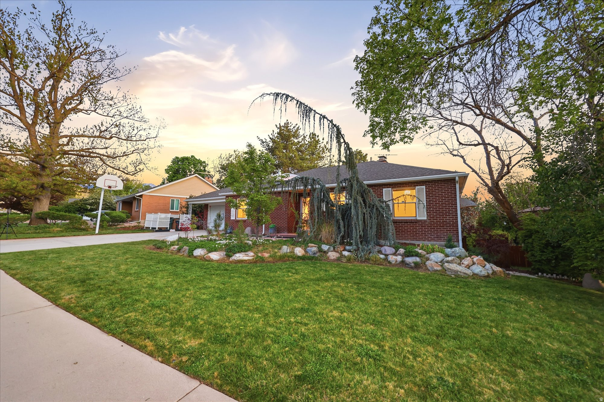 2484 E SKYLINE DR