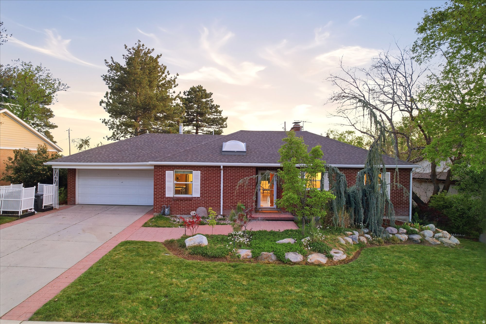 2484 E SKYLINE DR
