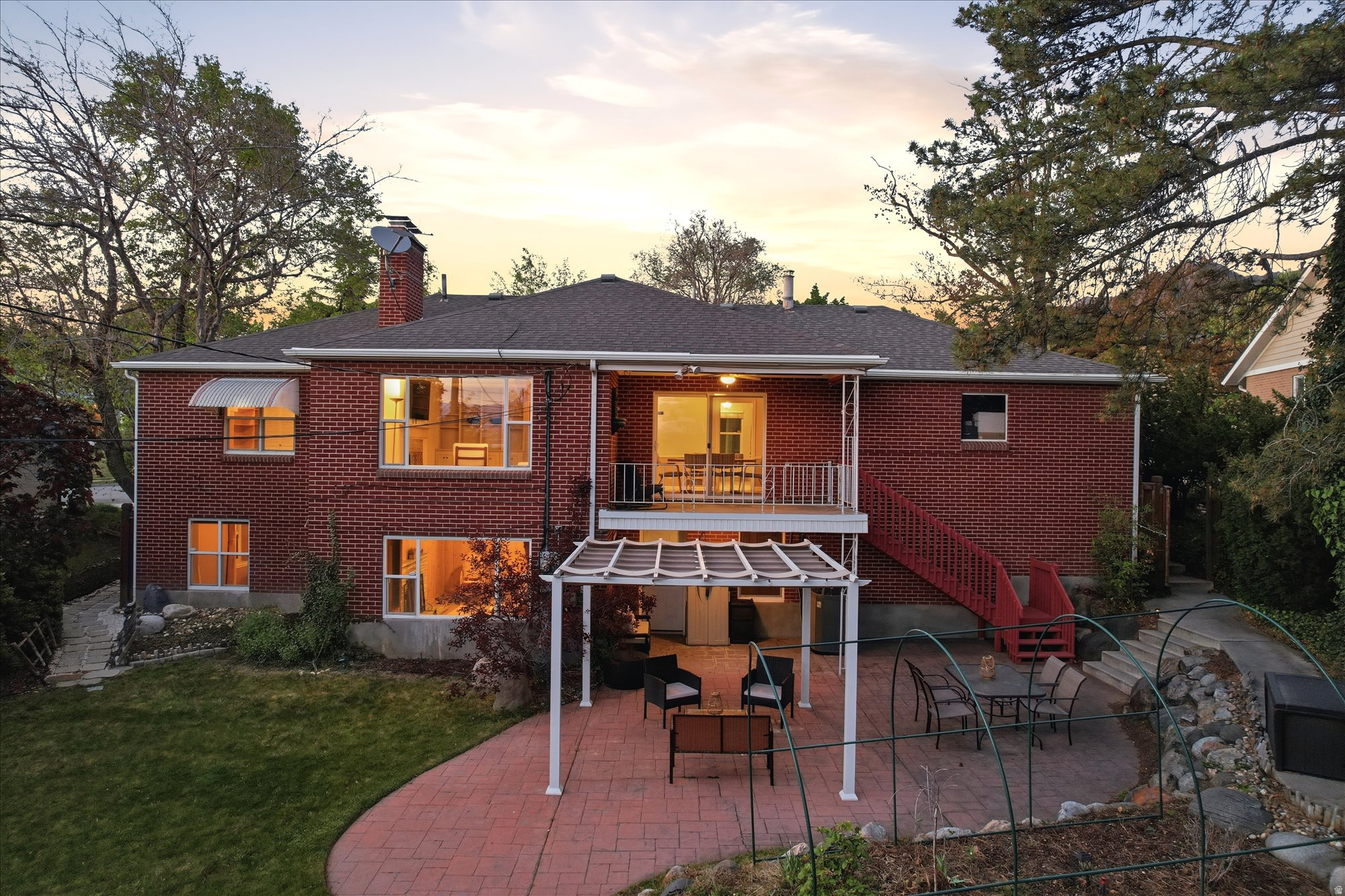2484 E SKYLINE DR
