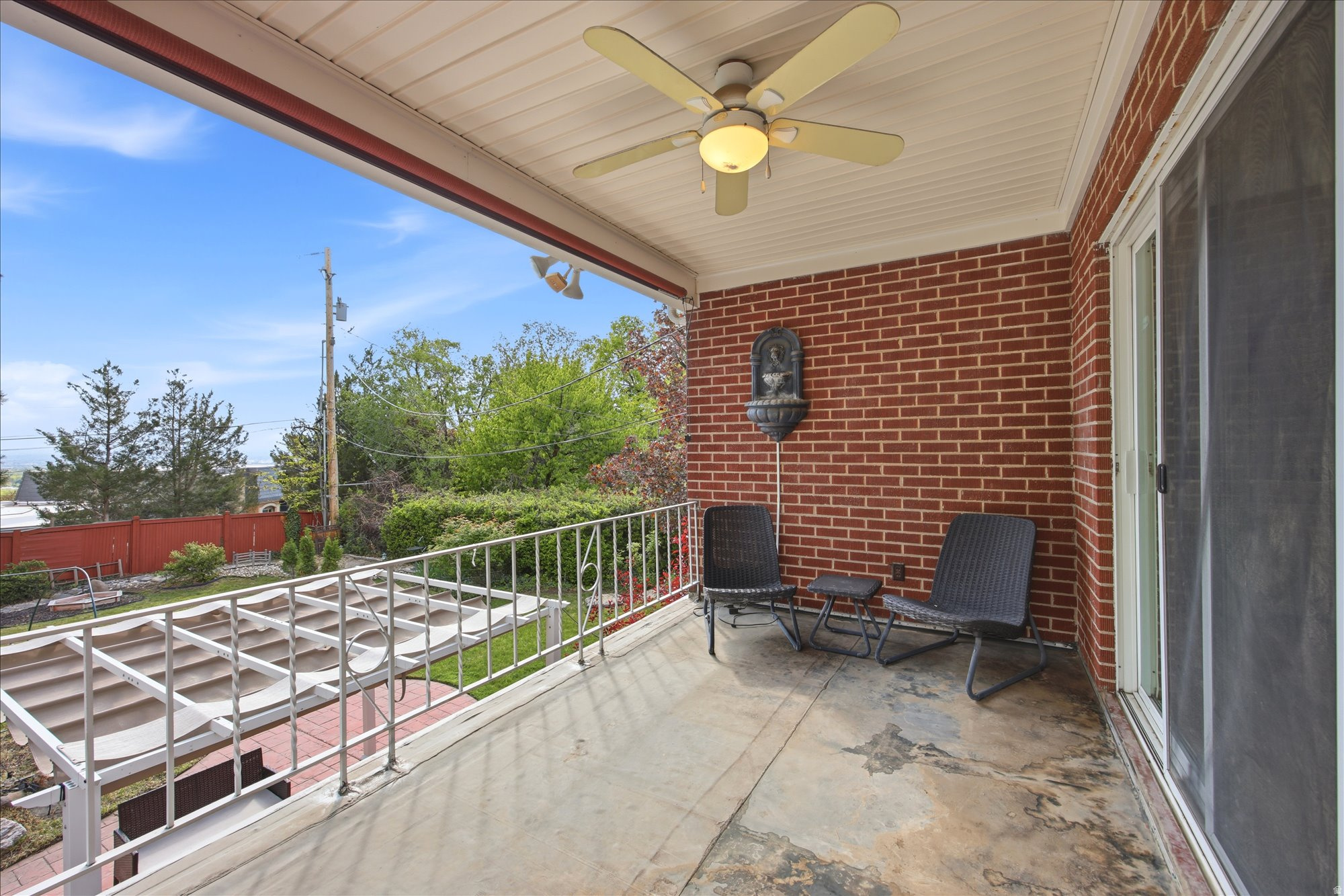 2484 E SKYLINE DR