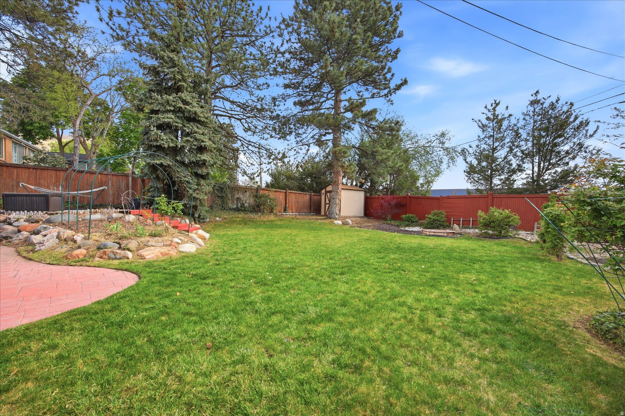 2484 E SKYLINE DR