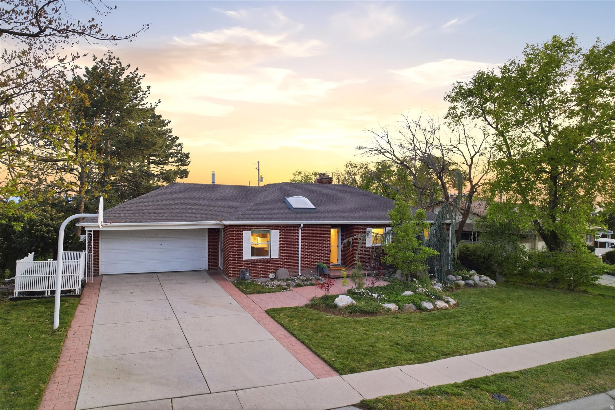 2484 E SKYLINE DR