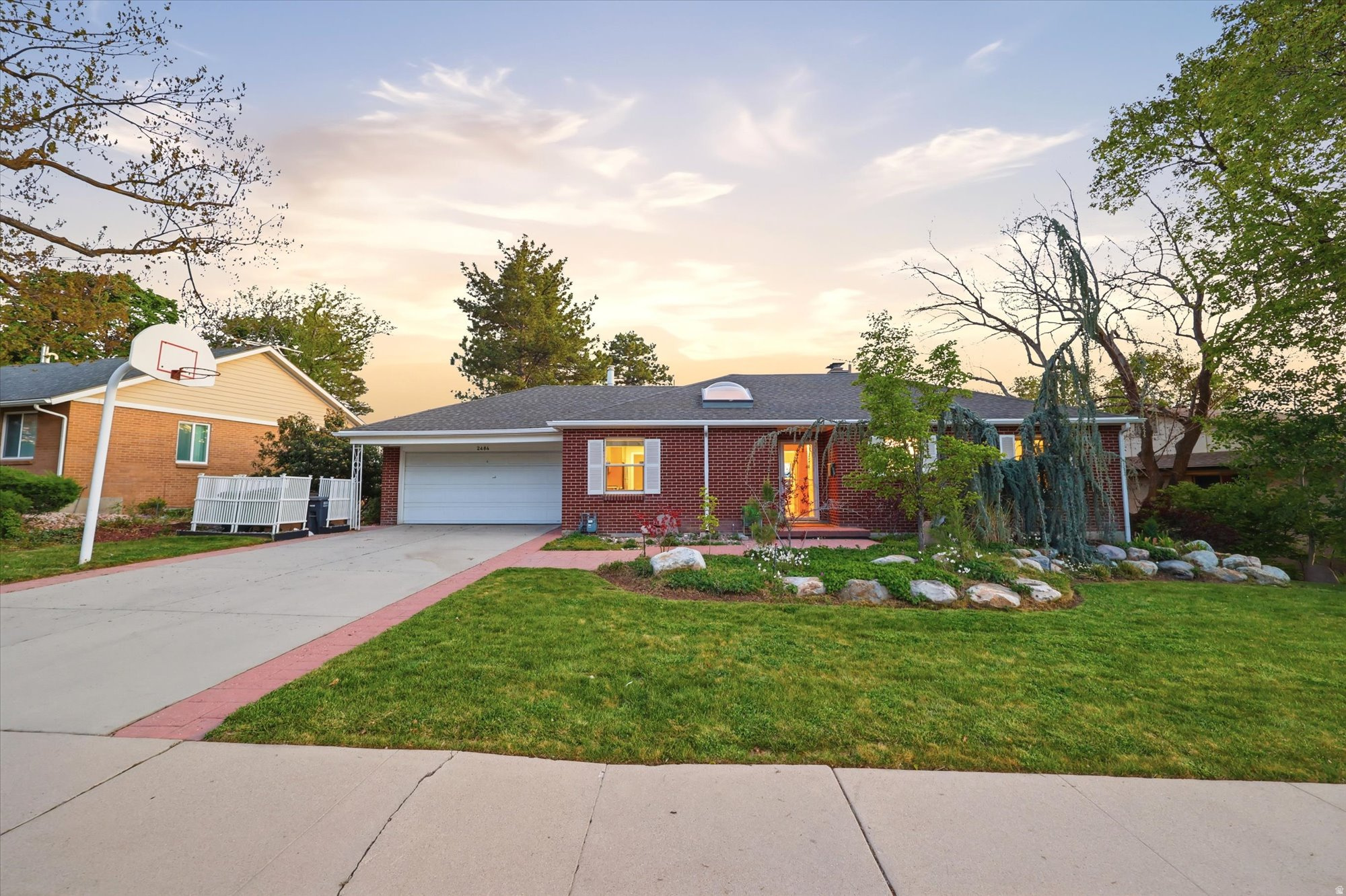 2484 E SKYLINE DR