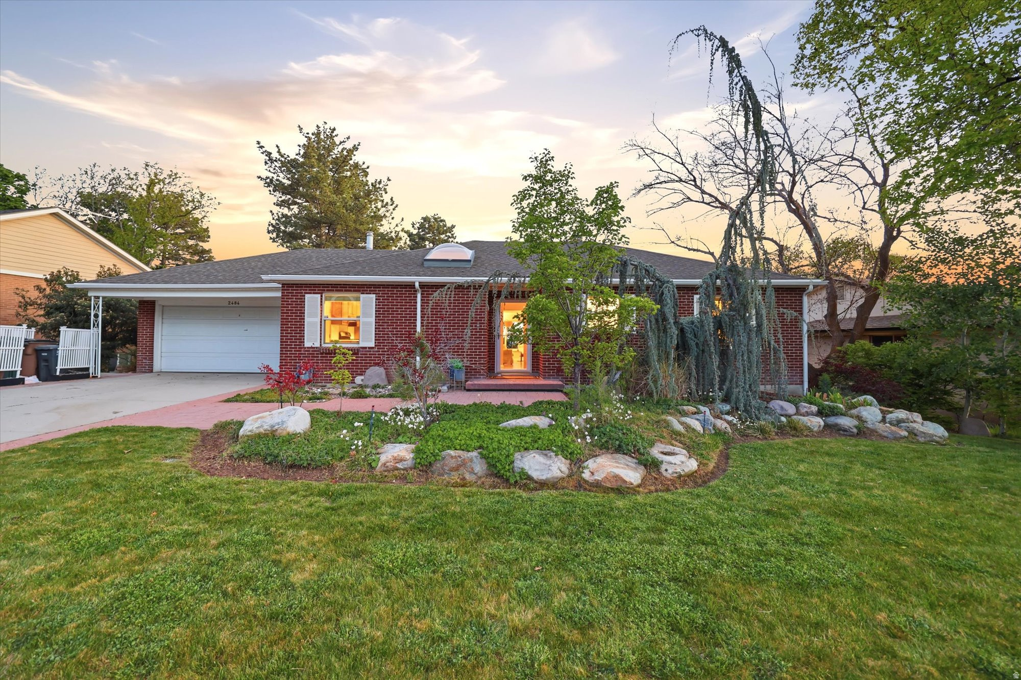 2484 E SKYLINE DR