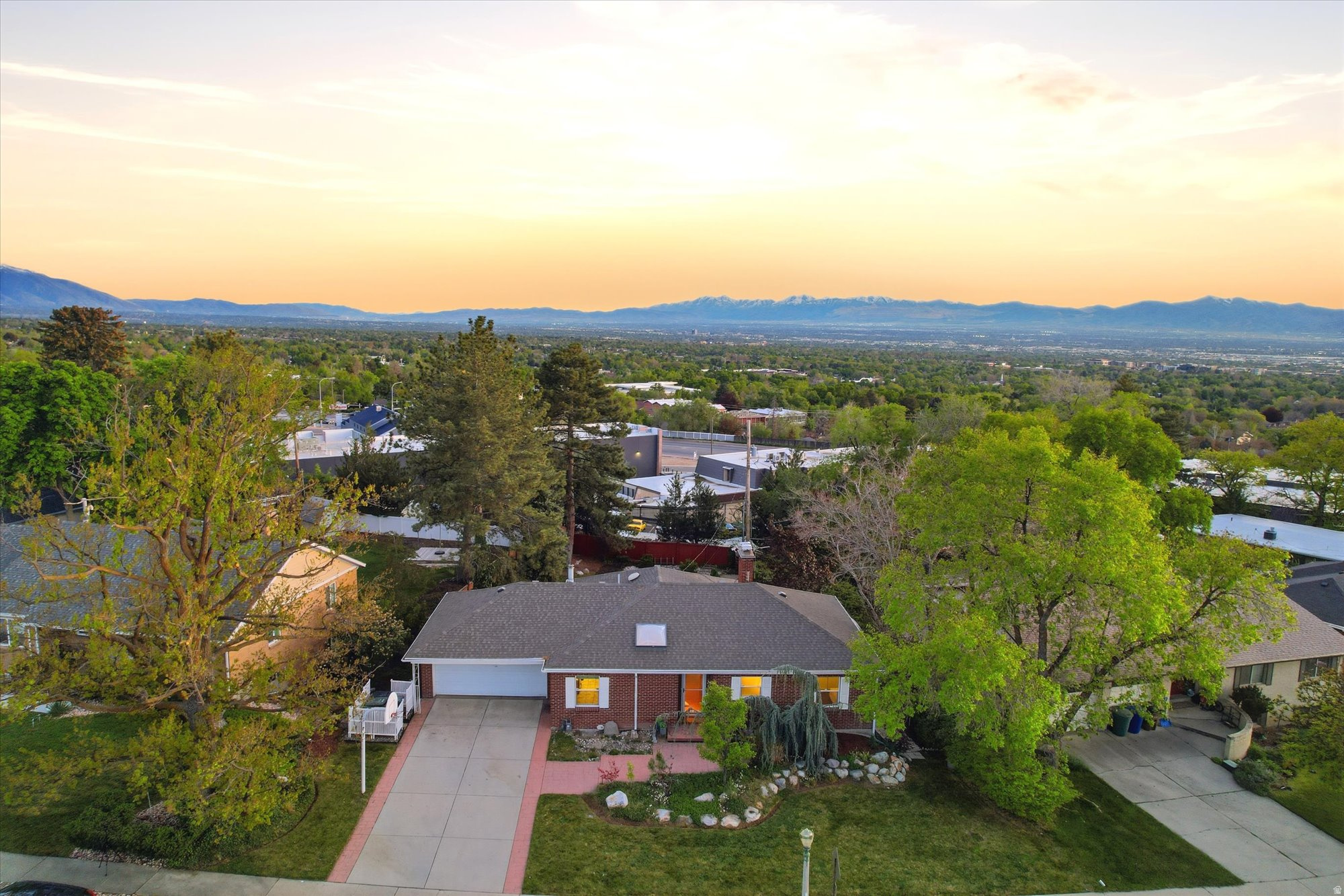 2484 E SKYLINE DR