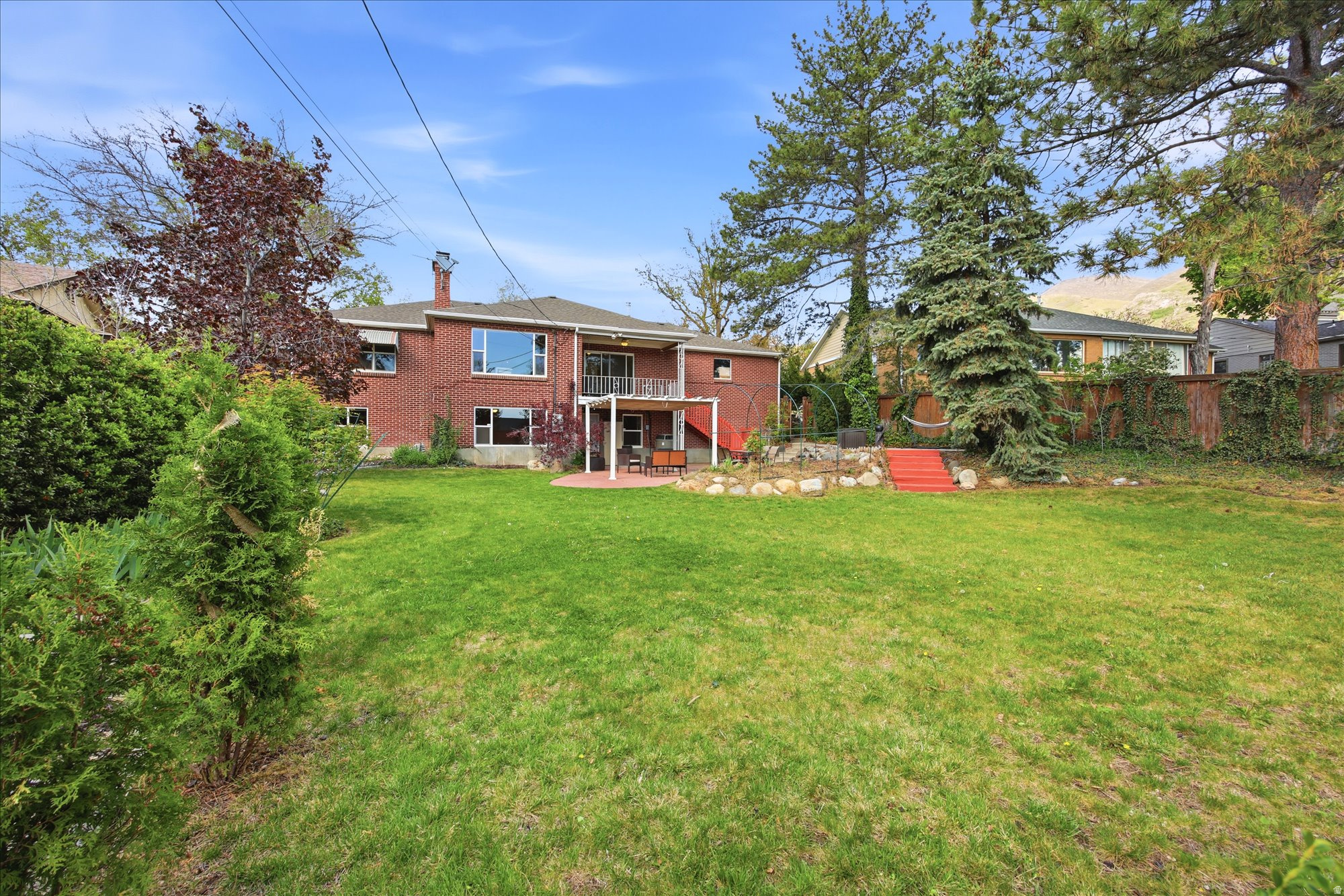 2484 E SKYLINE DR