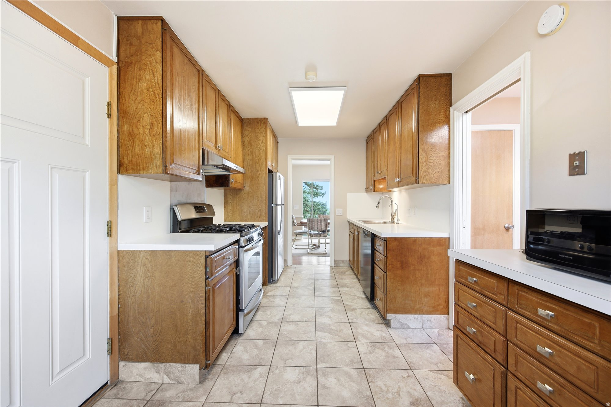 2484 E SKYLINE DR