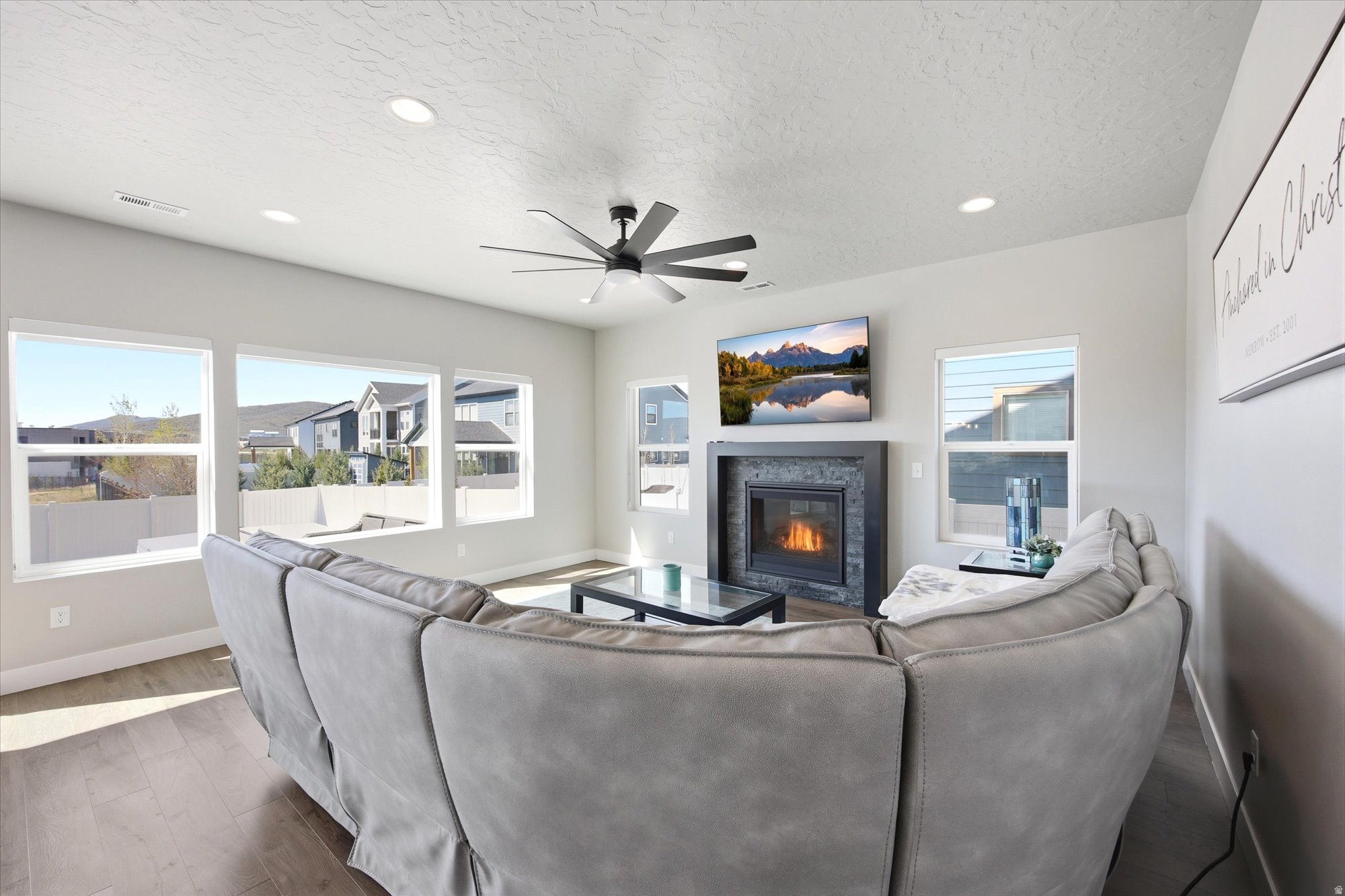 1402 SUMAC CIR