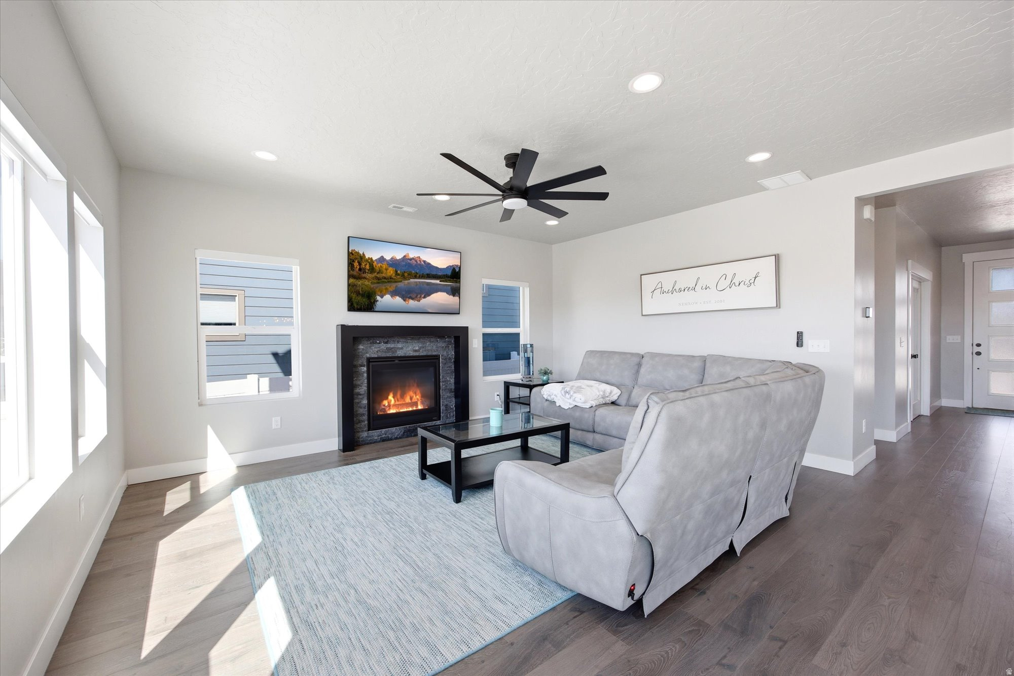 1402 SUMAC CIR