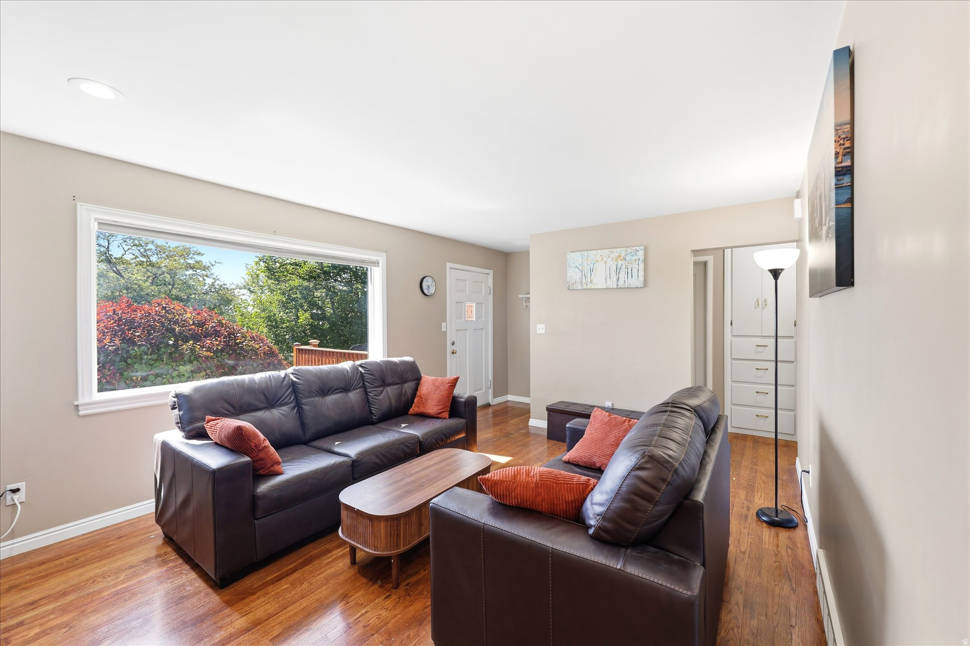 2215 S BROADMOOR
