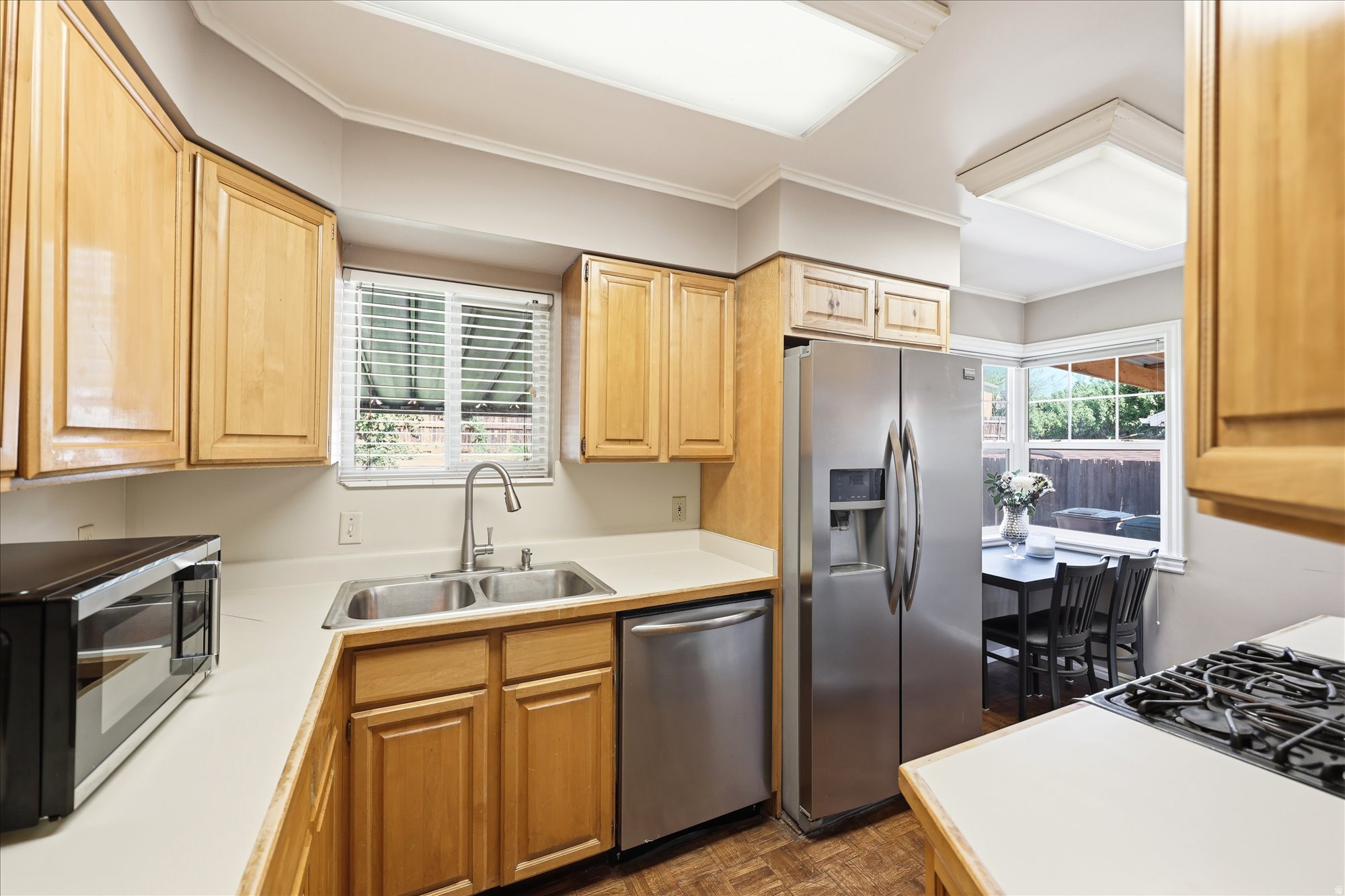 2215 S BROADMOOR