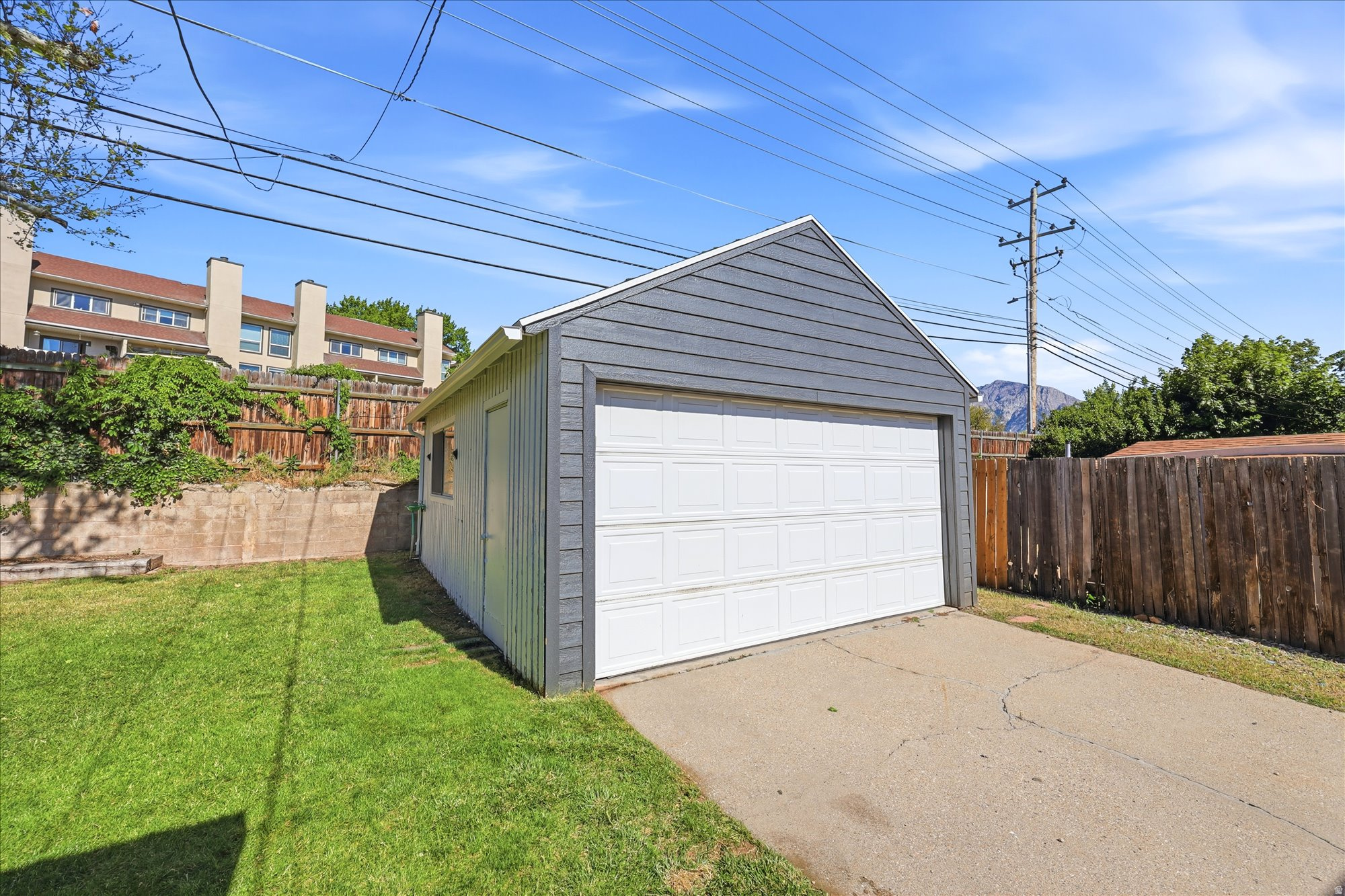 2215 S BROADMOOR