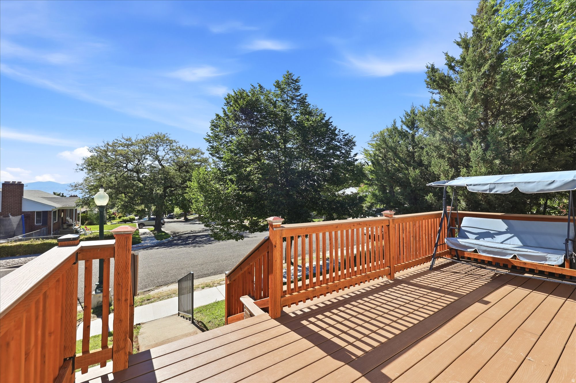 2215 S BROADMOOR