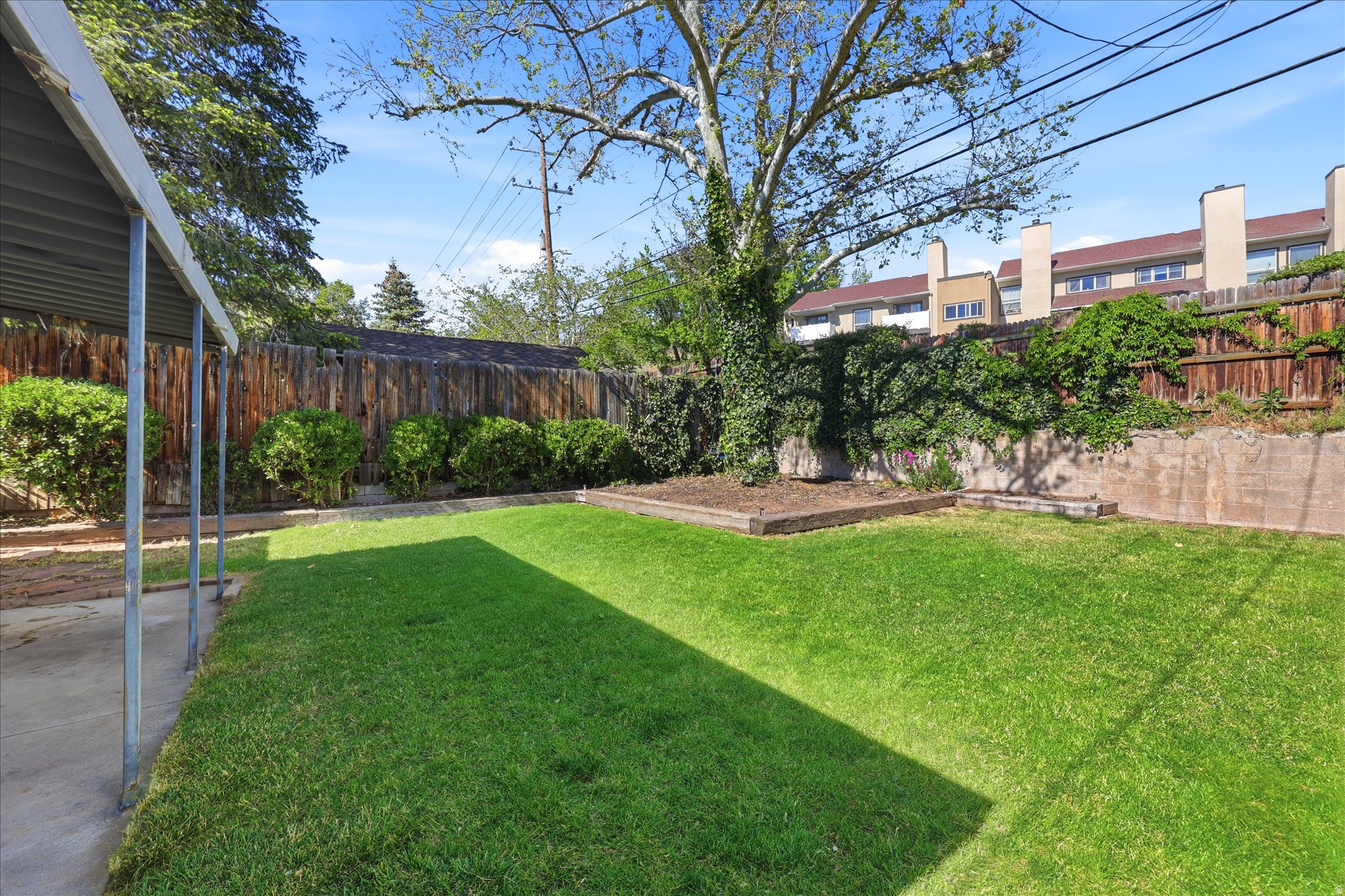 2215 S BROADMOOR