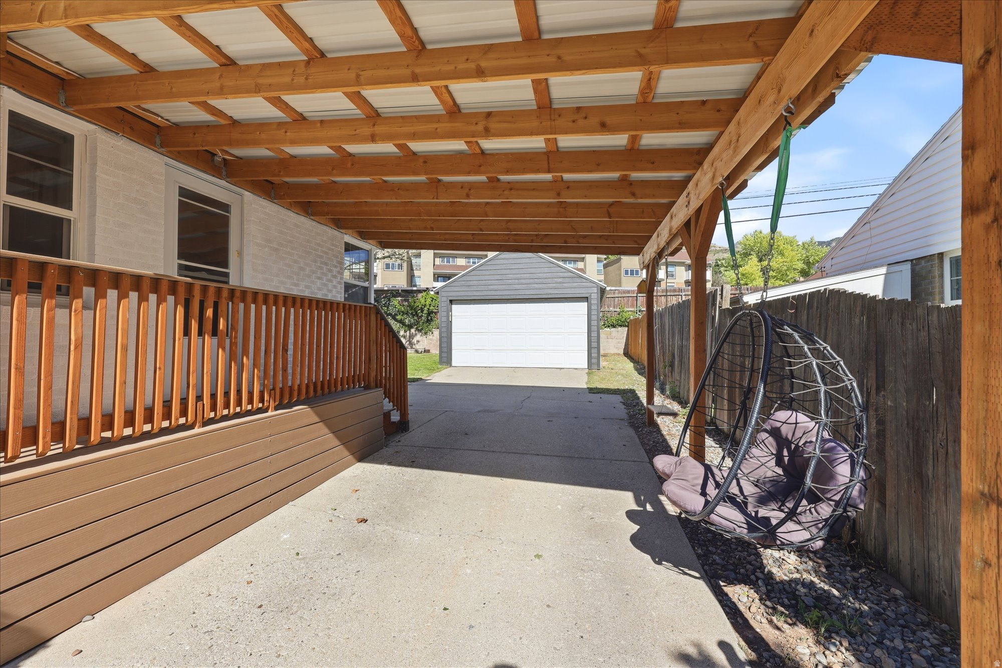 2215 S BROADMOOR