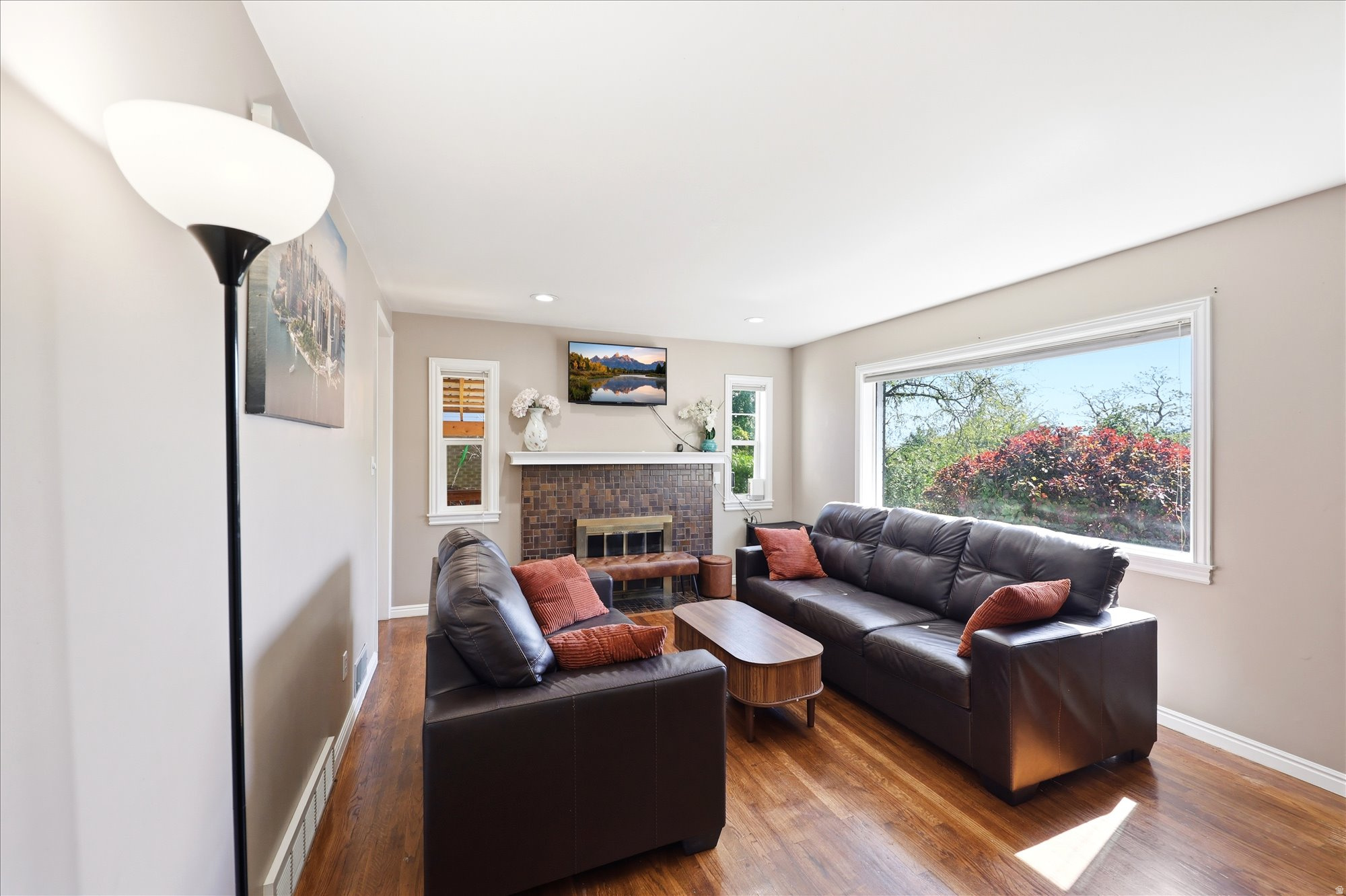 2215 S BROADMOOR