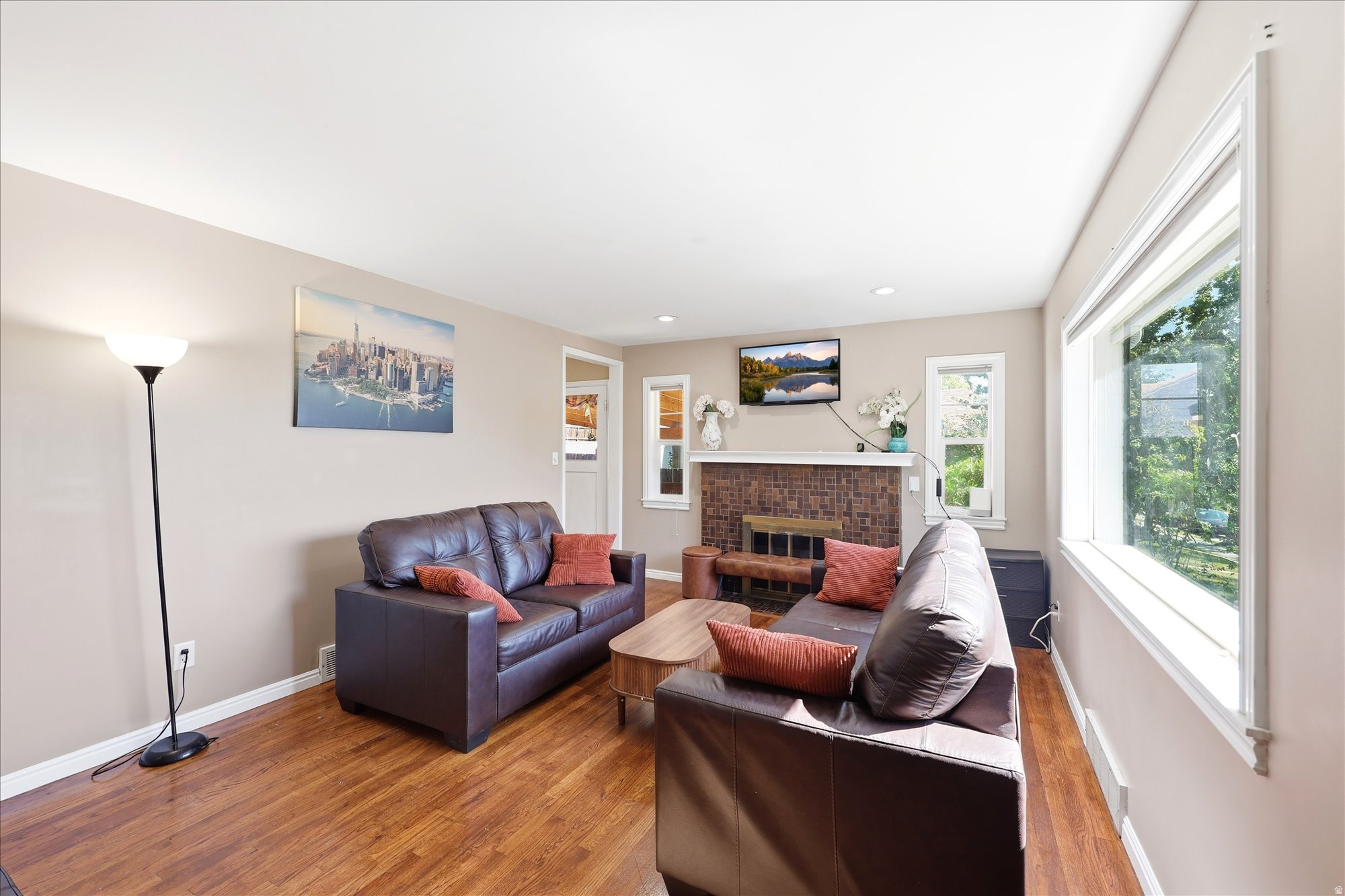 2215 S BROADMOOR