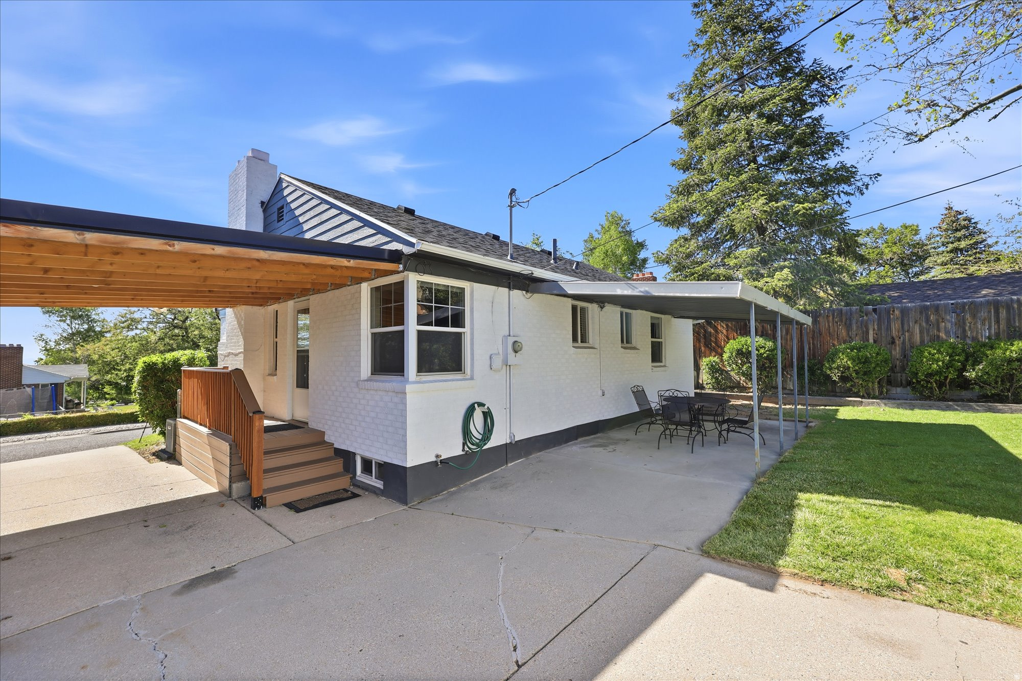 2215 S BROADMOOR