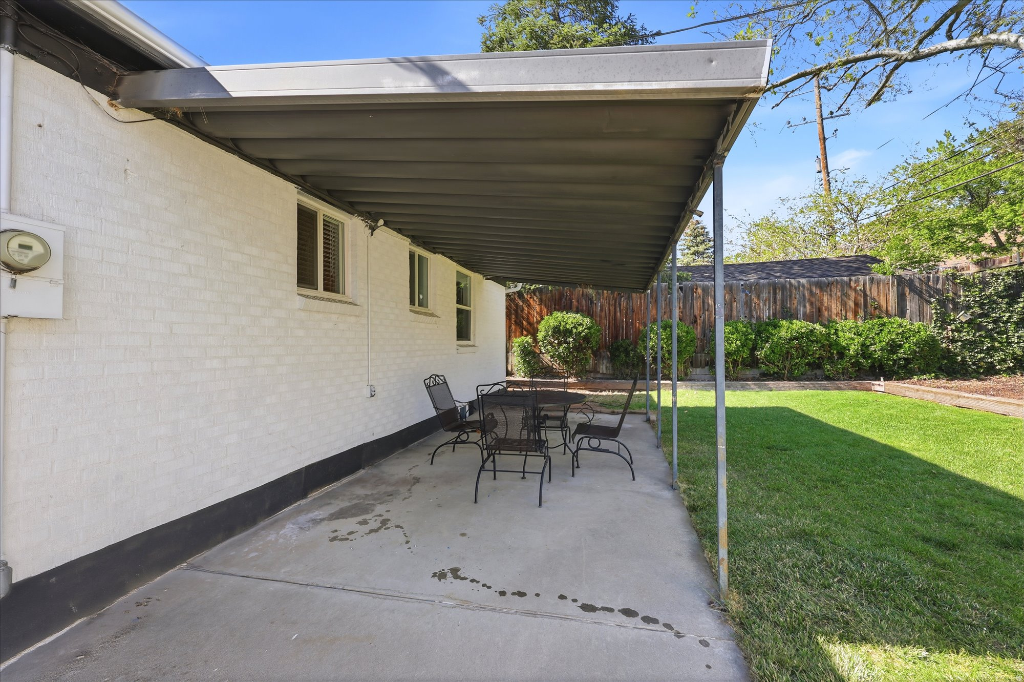 2215 S BROADMOOR