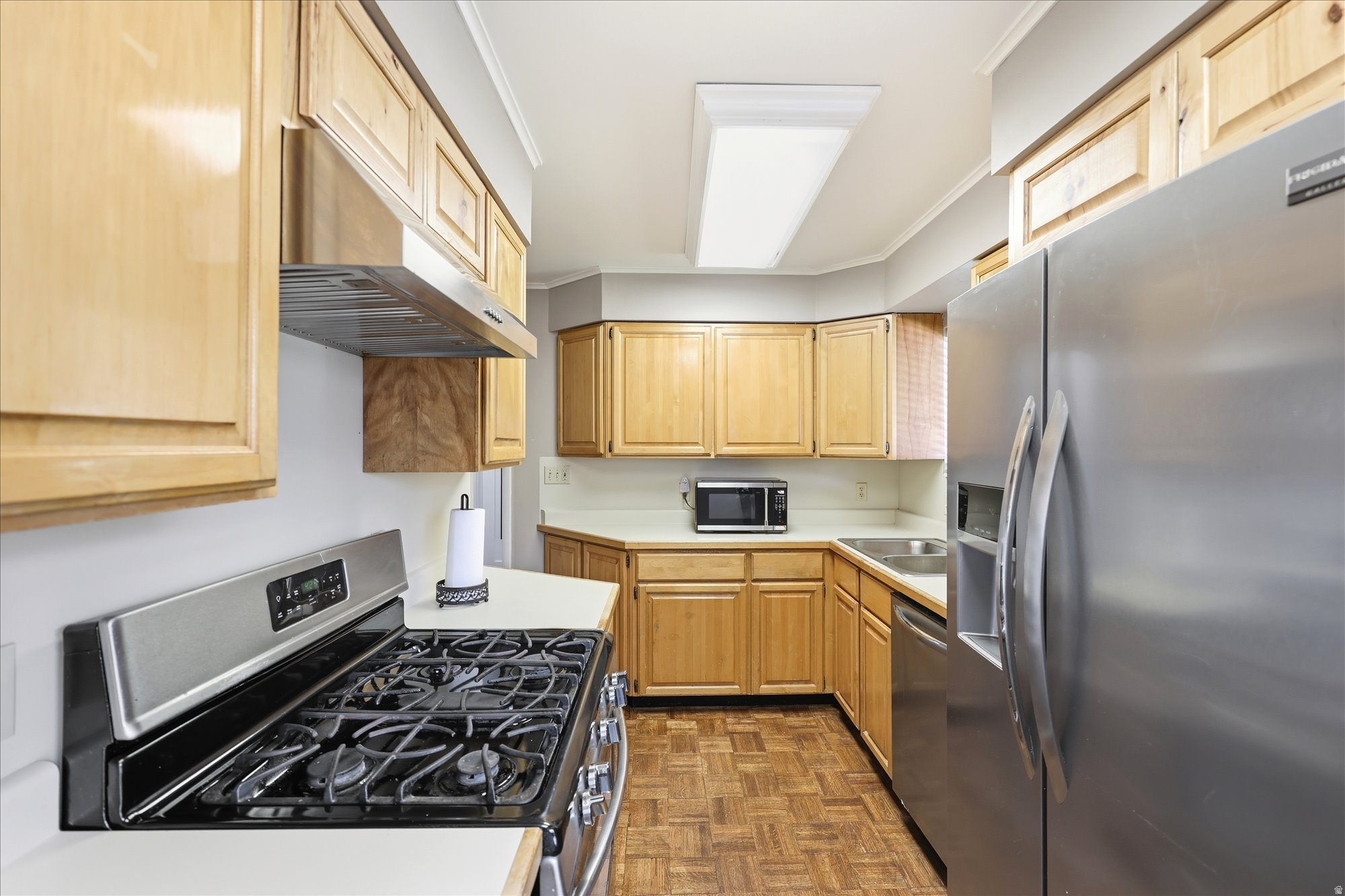 2215 S BROADMOOR