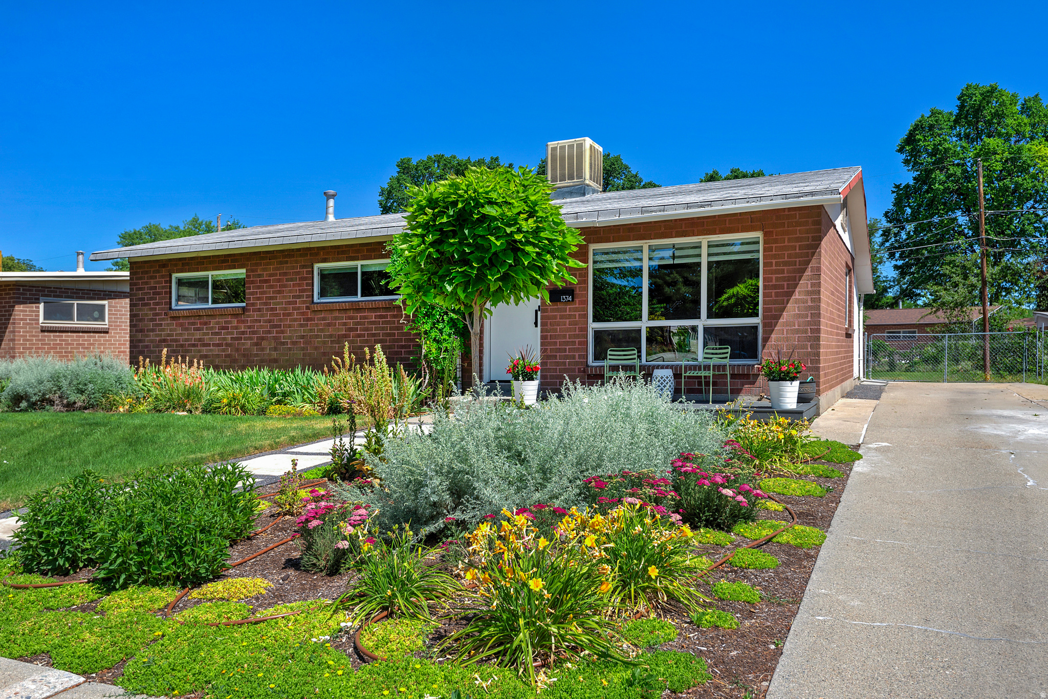 1374 W DUPONT AVE