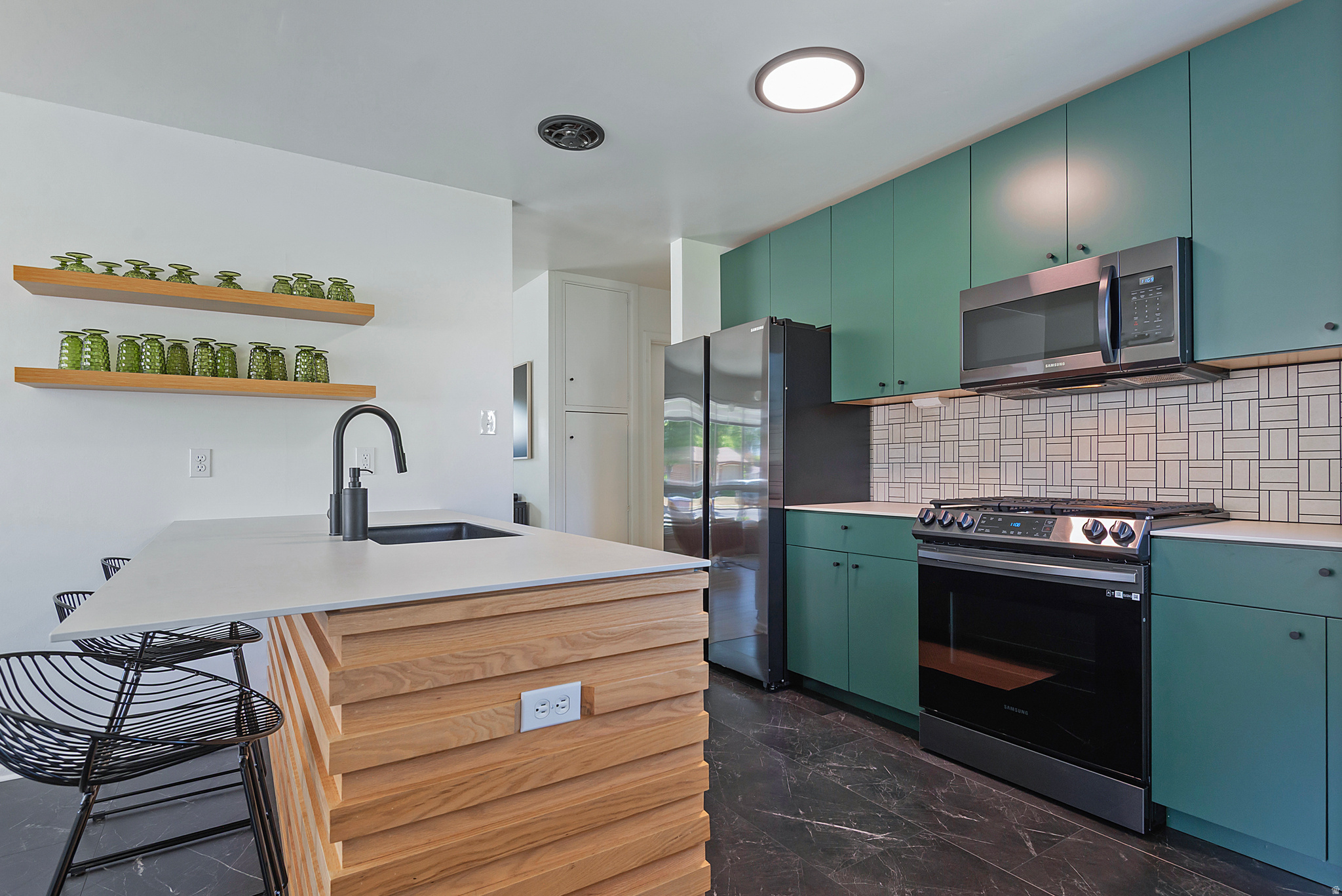 1374 W DUPONT AVE
