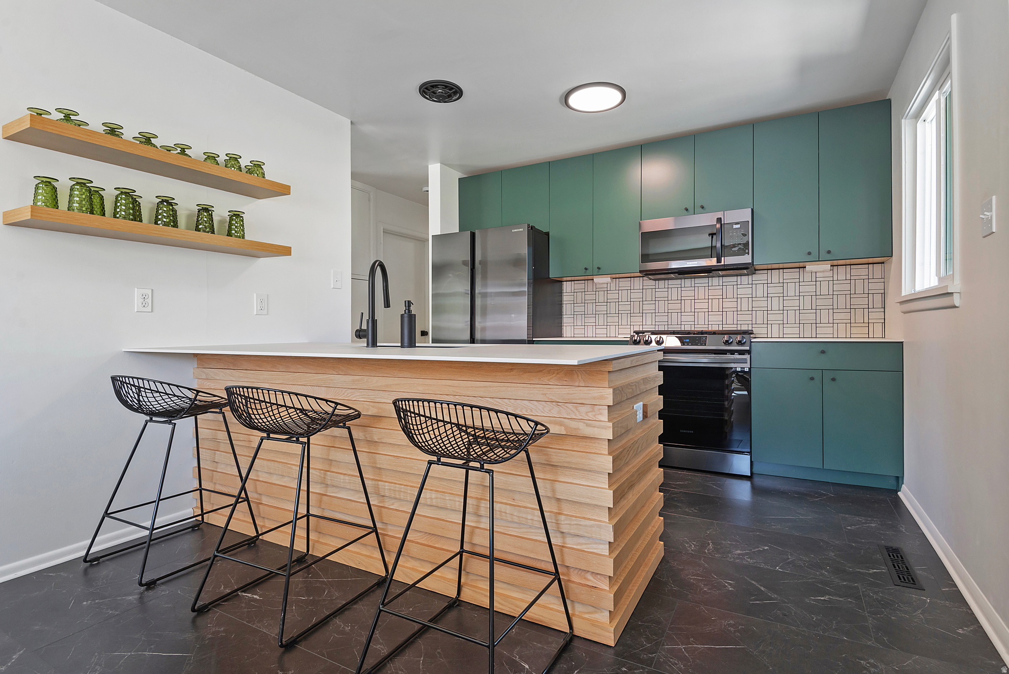 1374 W DUPONT AVE
