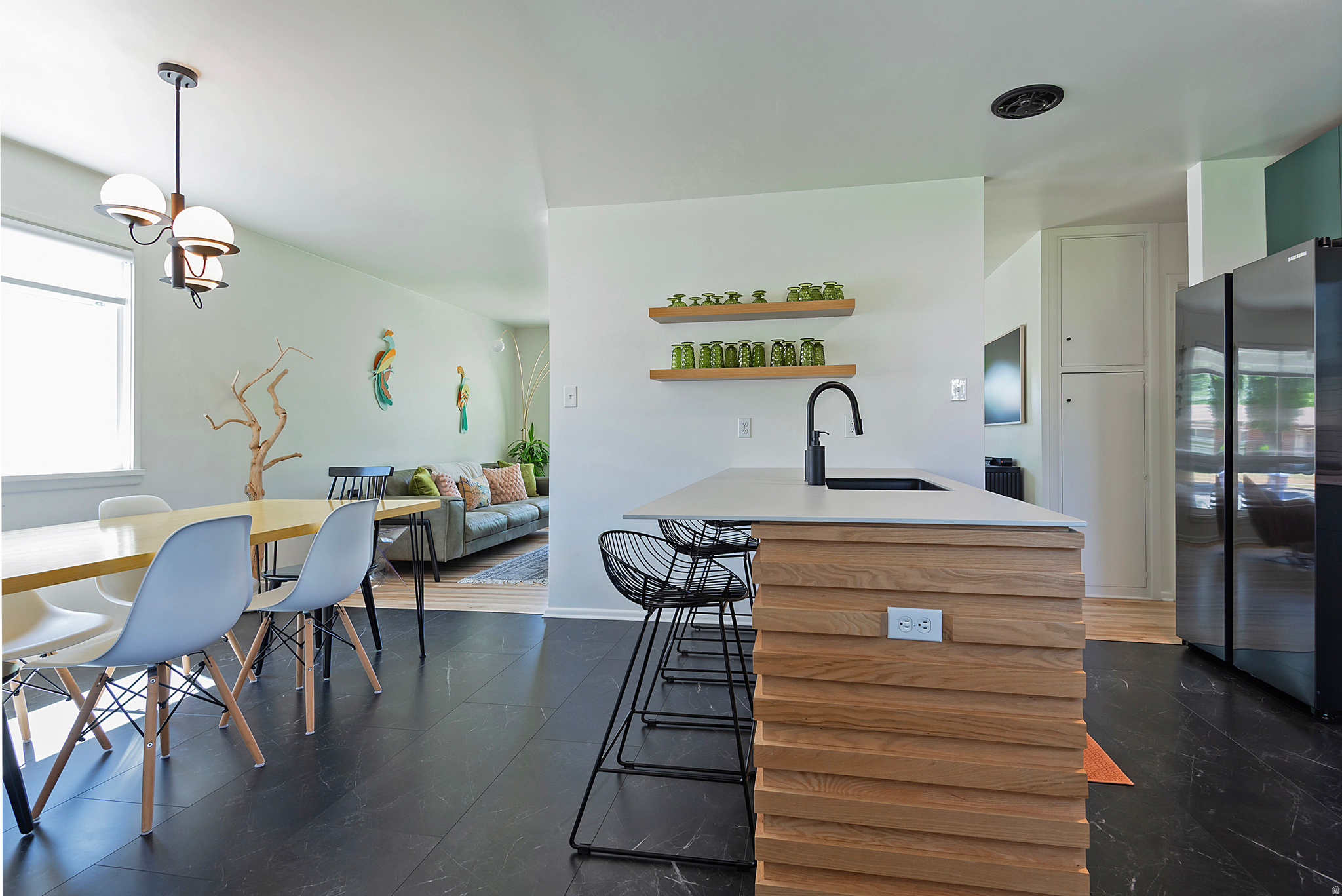 1374 W DUPONT AVE